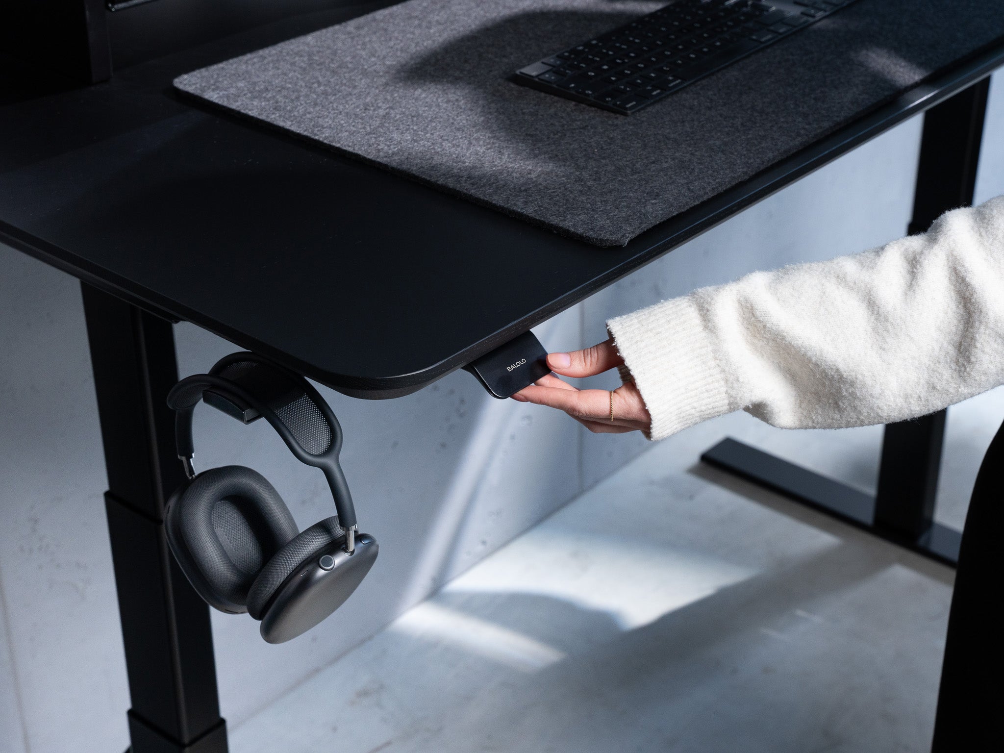 BALOLO, Desk Cockpit, Standing Desk, Stehschreibtisch, Schreibtisch, Organisierter Arbeitsplatz, Höhenverstellbarer Schreibtisch, height-Adjustable Desk, Sit and standing desk, Modularer Schreibtisch, Kabelmanagement, Cable Management @expand
#Material_All Black