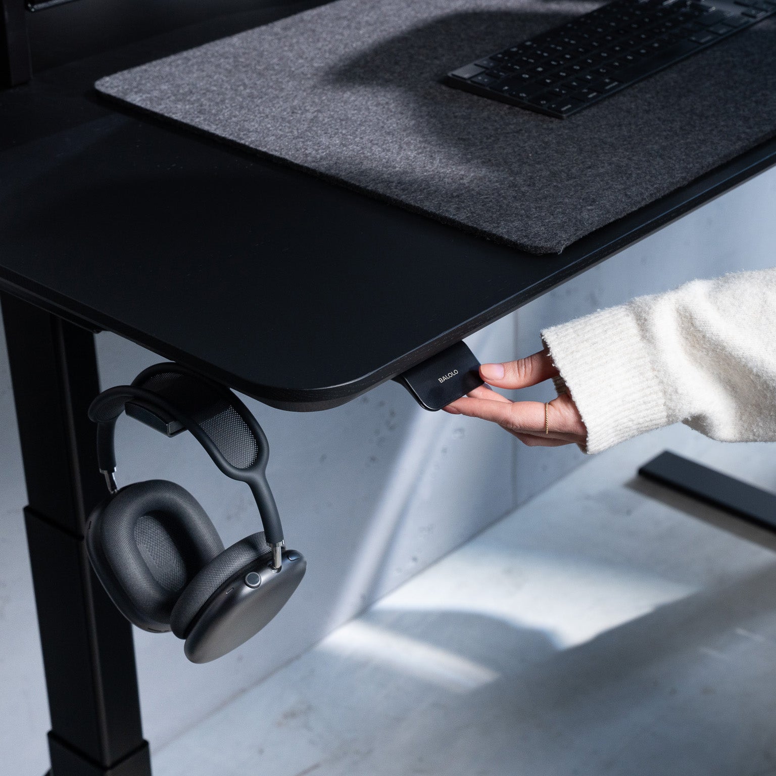 BALOLO, Desk Cockpit, Standing Desk, Stehschreibtisch, Schreibtisch, Organisierter Arbeitsplatz, Höhenverstellbarer Schreibtisch, height-Adjustable Desk, Sit and standing desk, Modularer Schreibtisch, Kabelmanagement, Cable Management