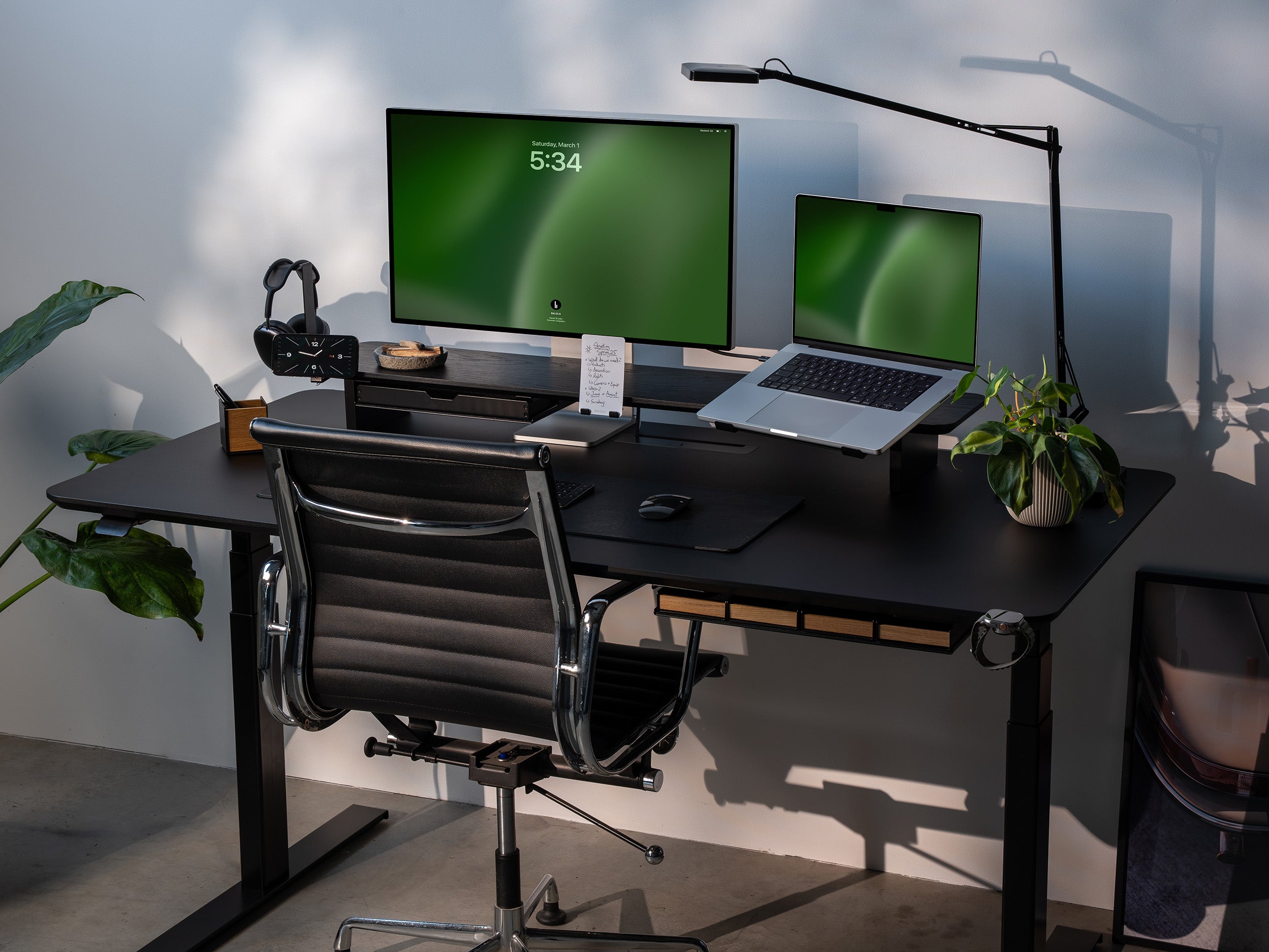 BALOLO, Desk Cockpit, Standing Desk, Stehschreibtisch, Schreibtisch, Organisierter Arbeitsplatz, Höhenverstellbarer Schreibtisch, height-Adjustable Desk, Sit and standing desk, Modularer Schreibtisch, Kabelmanagement, Cable Management
#Material_All Black