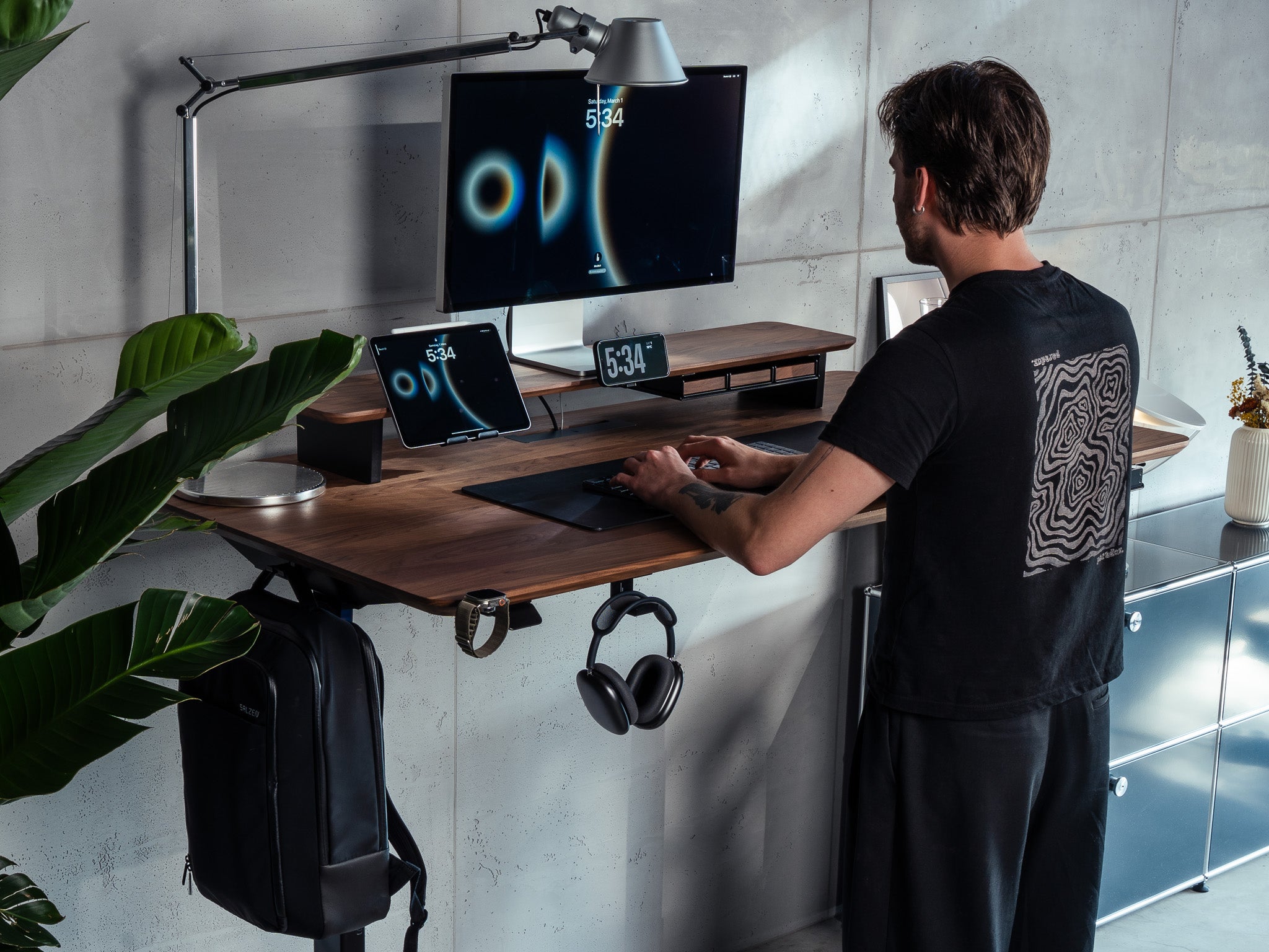 BALOLO, Desk Cockpit, Standing Desk, Stehschreibtisch, Schreibtisch, Organisierter Arbeitsplatz, Höhenverstellbarer Schreibtisch, height-Adjustable Desk, Sit and standing desk, Modularer Schreibtisch, Kabelmanagement, Cable Management @expand #Material_Amerikanischer Nussbaum