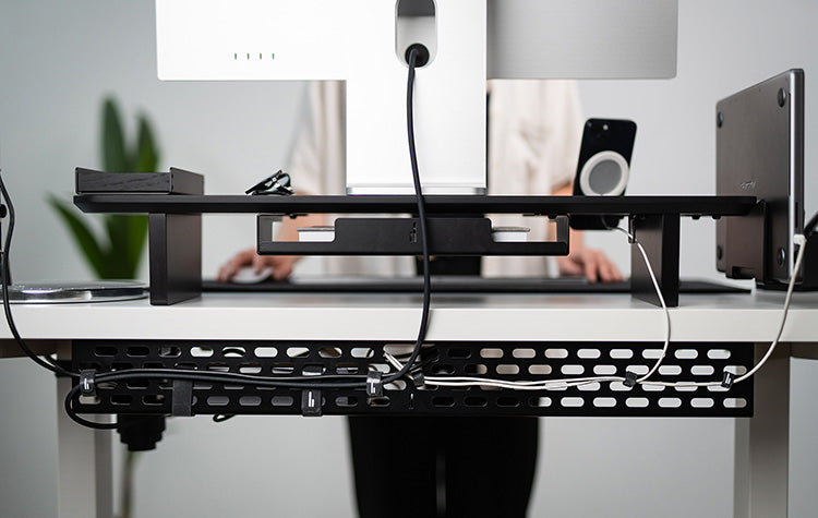 BALOLO, Kabelmanagement, Kabelführung, organisierte Kabel, Kabel Organisation, Setup Cockpit, Monitorerhöhung, Monitorständer, ergonomisches Arbeiten, erogonomischer Arbeitsplatz, aufgeräumter Arbeitsplatz, arbeiten mit zwei Bildschirmen, Home Office, modulare Monitorerhöhung, Bürozubehör, Schreibtischzubehör