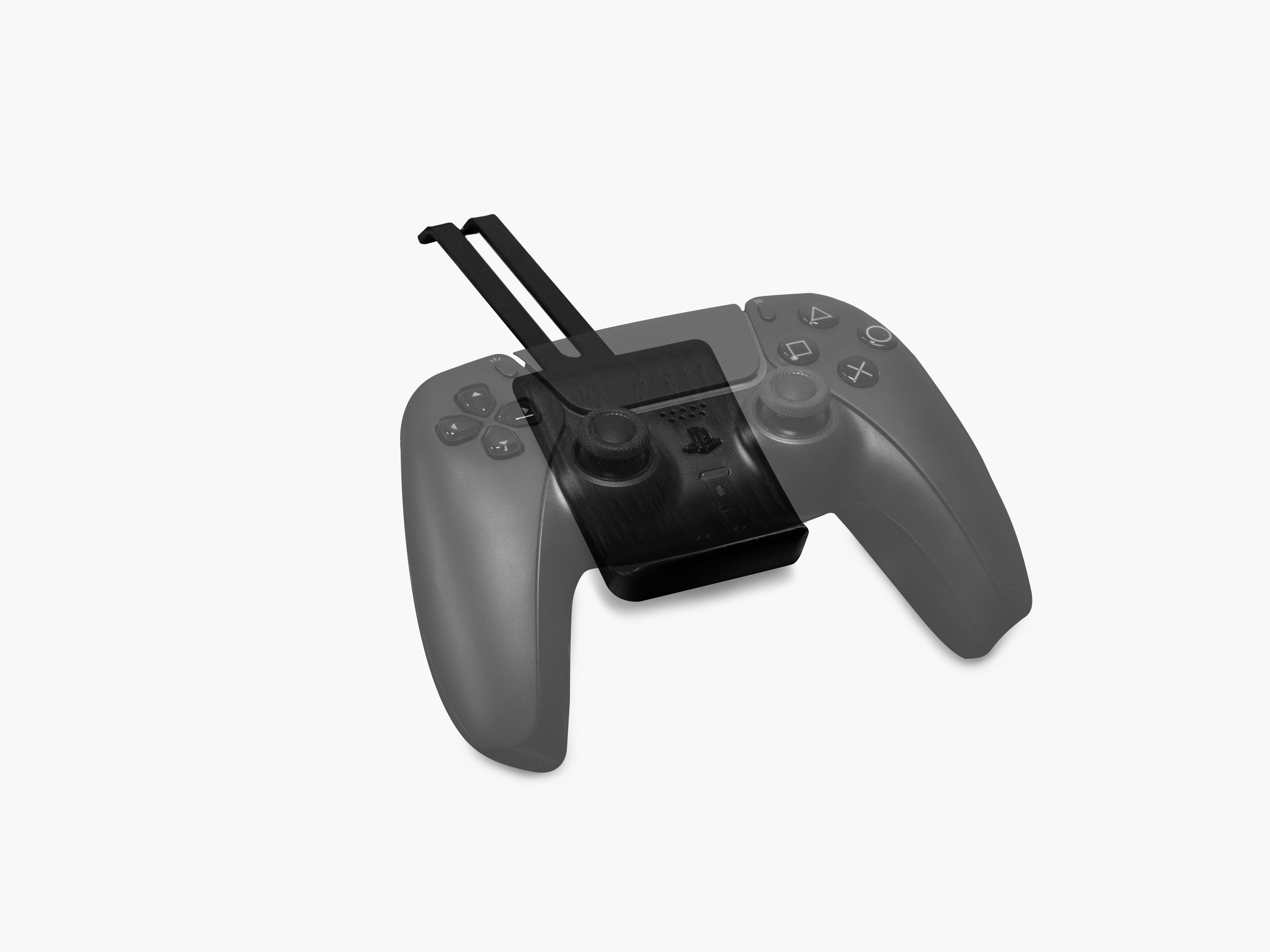 Produktfoto vom BALOLO Controller Halter für den Setup Cockpit Monitorständer. Ausgeschnitten auf hellgrauem Hintergrund mit semi-transparentem PlayStation 5 Controller zu Veranschaulichung.