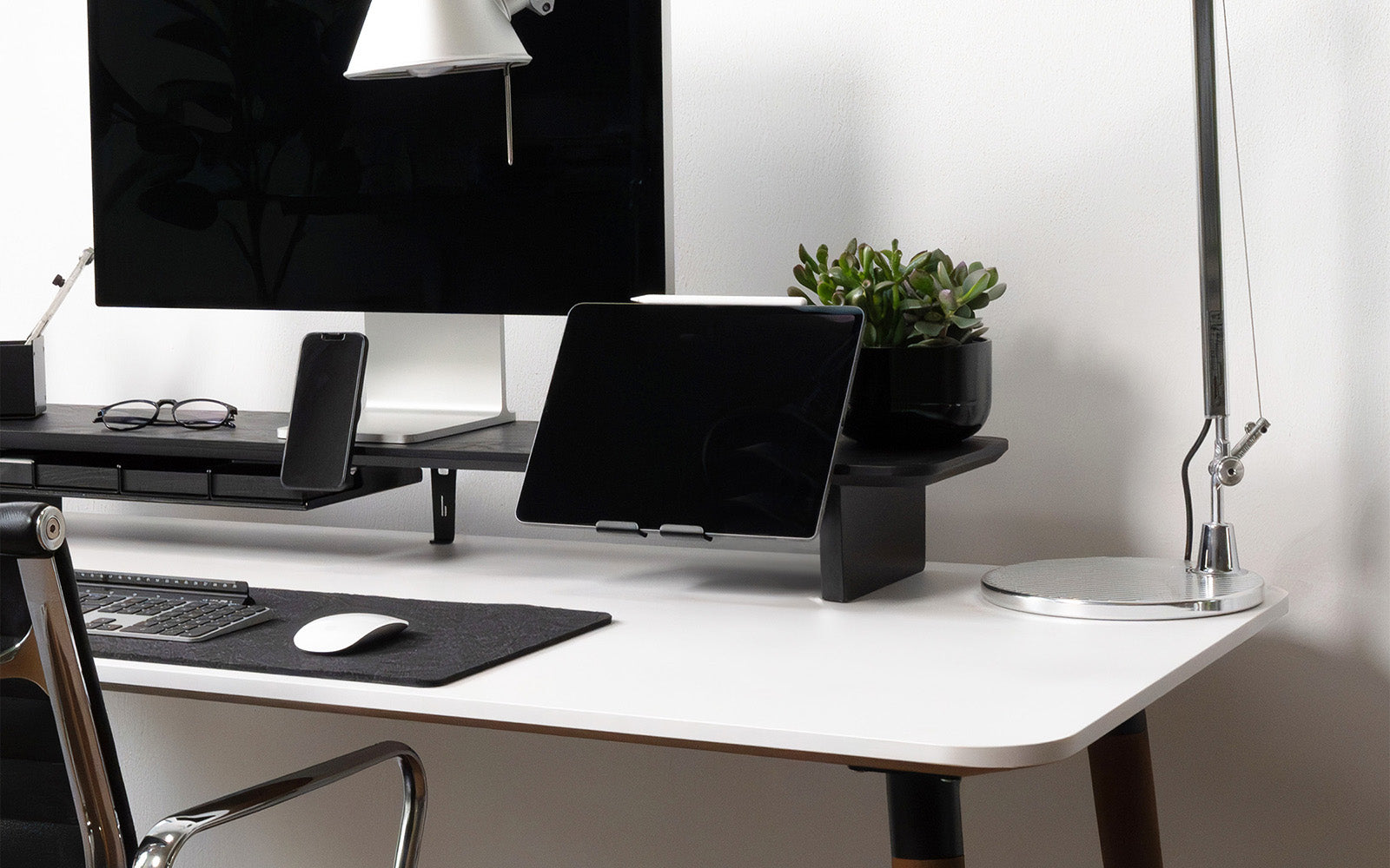 BALOLO, Setup Cockpit, Monitorständer, Monitorerhöhung, modulare Monitorerhöhung, Bürozubehör, Schreibtischzubehör, organisierter Schreibtisch, aufgeräumter Arbeitsplatz, Home Office, Büro, ergonomisches Arbeiten, Arbeiten mit zwei Bildschirmen