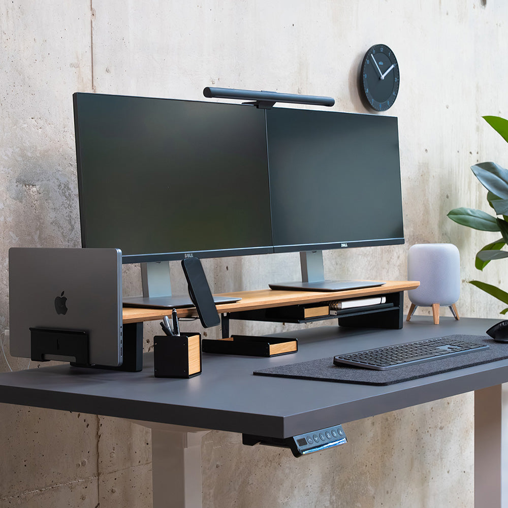 BALOLO, Setup Cockpit, Monitorständer, Monitorerhöhung, modulare Monitorerhöhung, Bürozubehör, Schreibtischzubehör, organisierter Schreibtisch, aufgeräumter Arbeitsplatz, Home Office, Büro, ergonomisches Arbeiten, Arbeiten mit zwei Bildschirmen