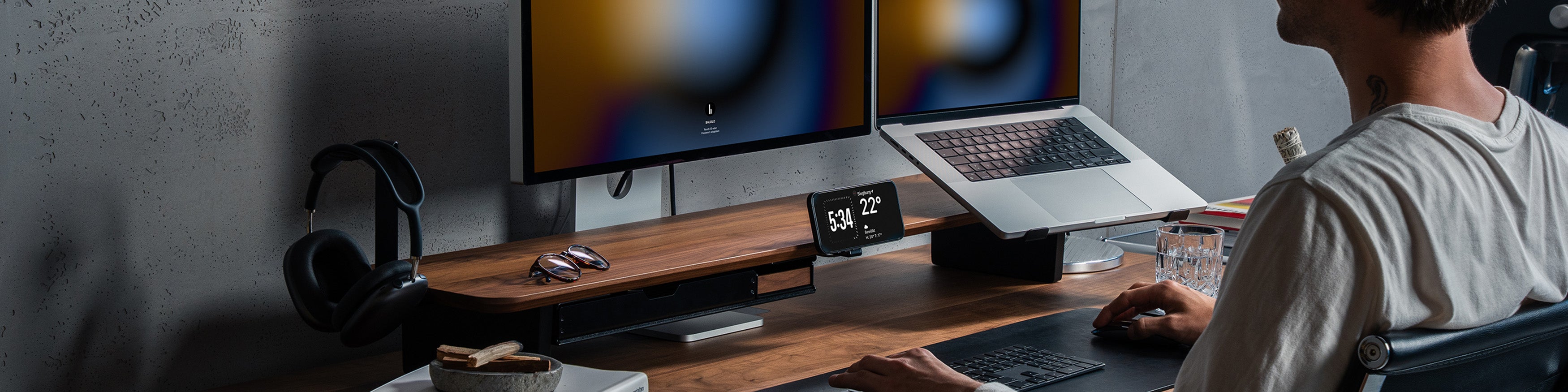 BALOLO, Setup Cockpit, Monitorständer, Monitorerhöhung, modulare Monitorerhöhung, Bürozubehör, Schreibtischzubehör, organisierter Schreibtisch, aufgeräumter Arbeitsplatz, Home Office, Büro, ergonomisches Arbeiten, Arbeiten mit zwei Bildschirmen