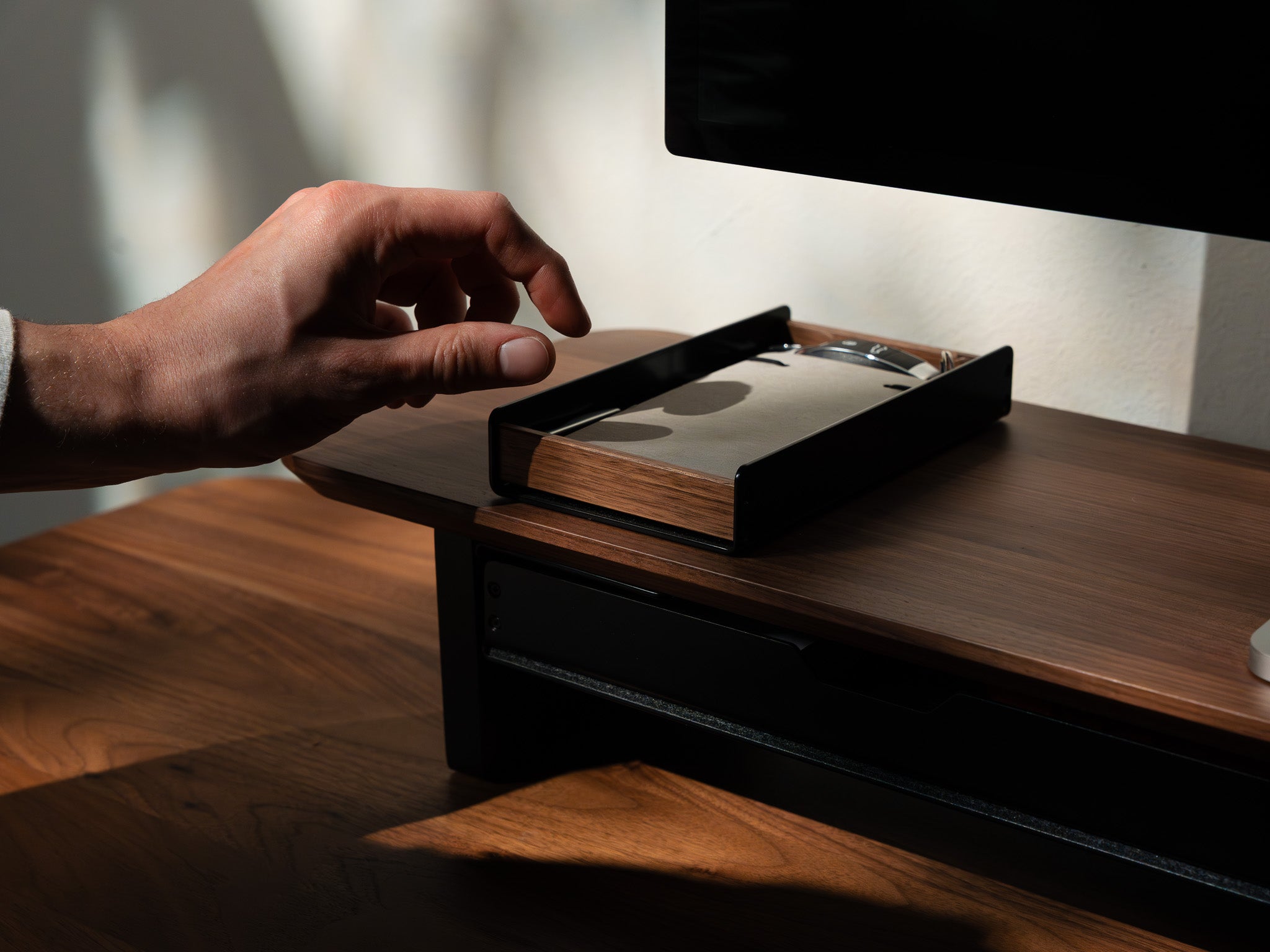 balolo, Stiftablage, Walnussholz, Stifthalter, Schreibtischzubehör, Stiftbehälter, Ordnung für Schreibutensilien, organisierter Schreibtisch, Catch All Tray, pen tray, pen holder, pen organizer, storage for pens, organization for desk utensils, organized desk, walnut, #material_Amerikanischer Nussbaum