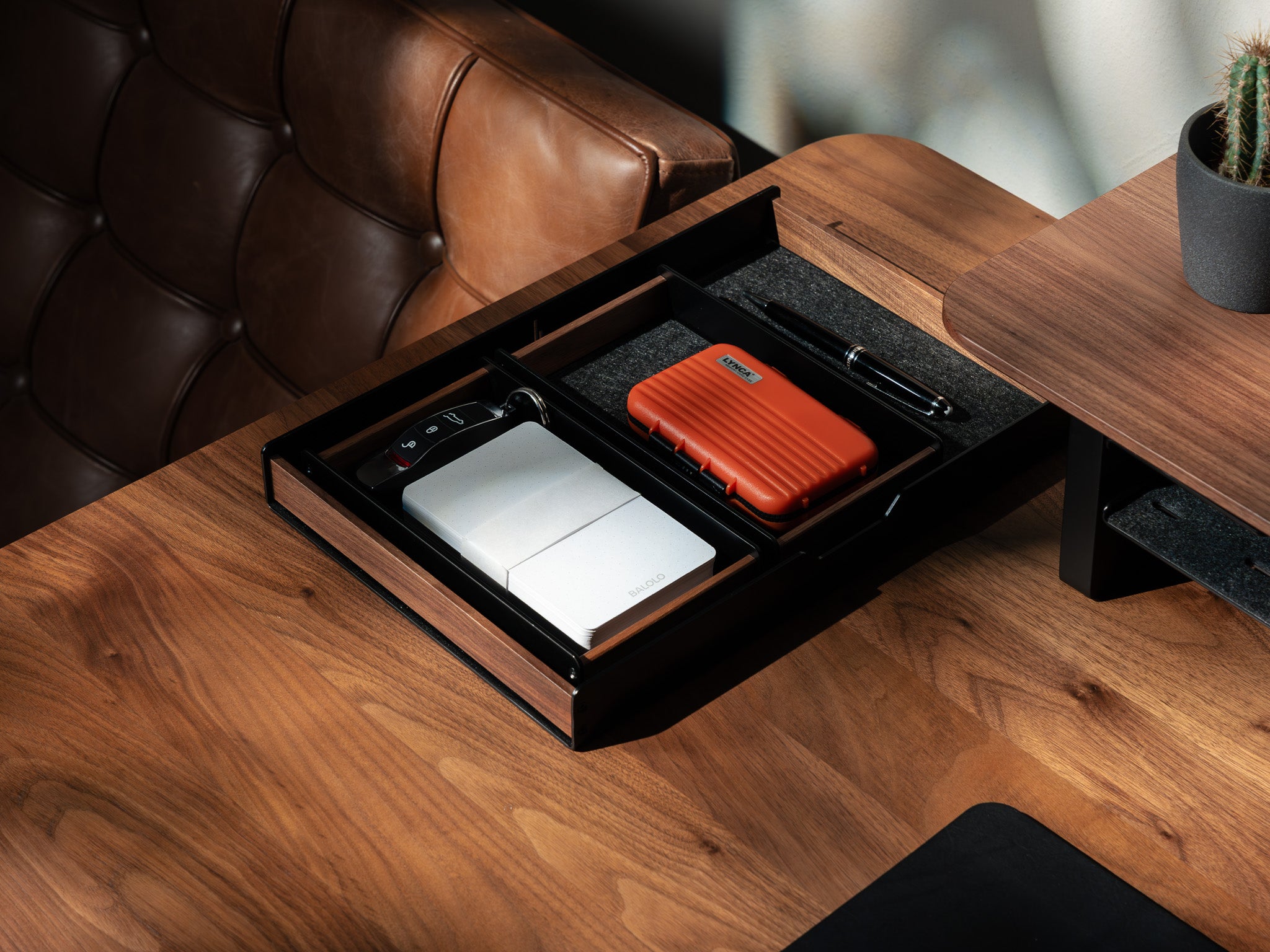 balolo, Stiftablage, Walnussholz, Stifthalter, Schreibtischzubehör, Stiftbehälter, Ordnung für Schreibutensilien, organisierter Schreibtisch, Catch All Tray, pen tray, pen holder, pen organizer, storage for pens, organization for desk utensils, organized desk, walnut @expand #material_Amerikanischer Nussbaum