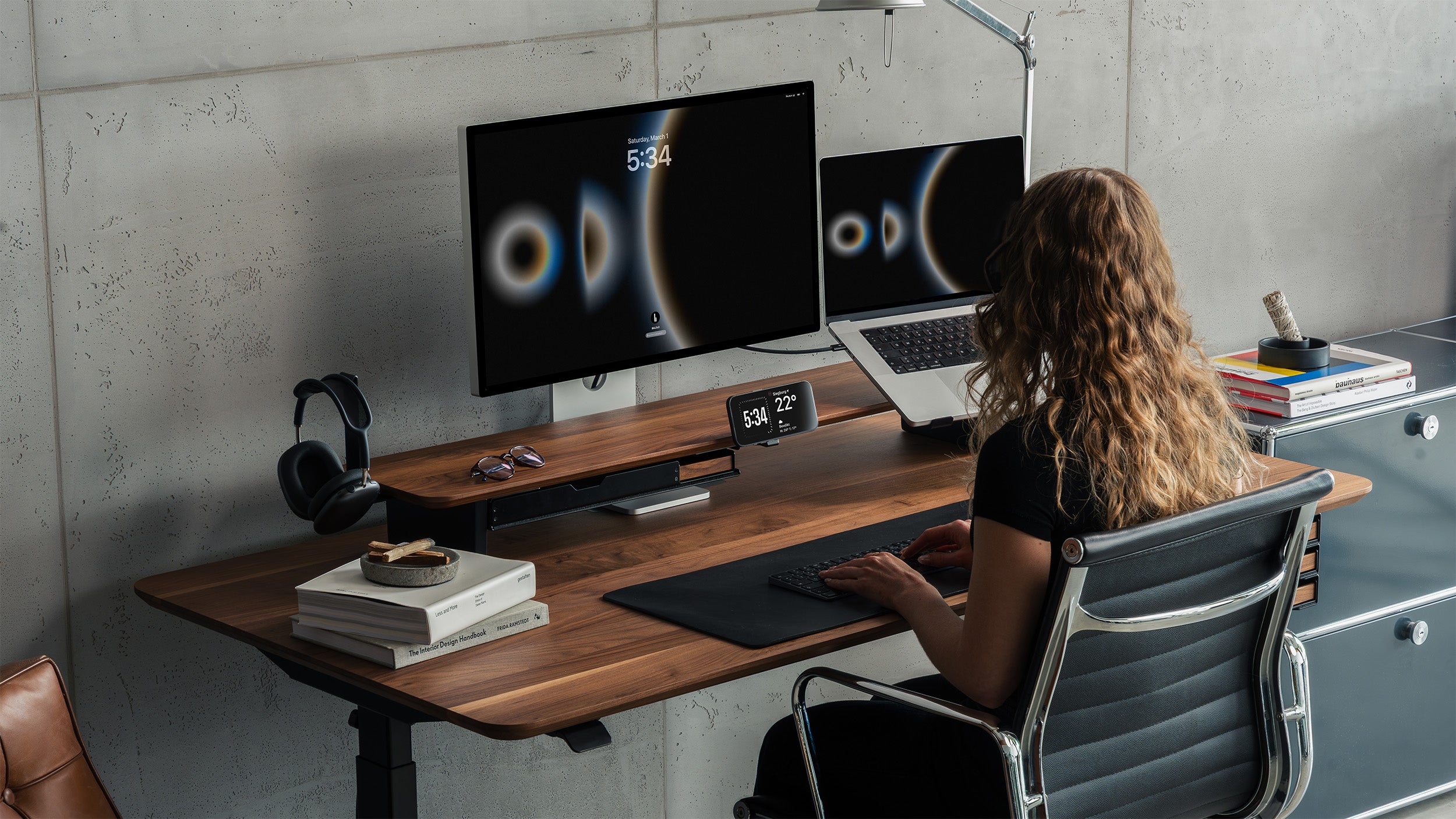Warum ein modulares Desk Shelf besser ist als eine feste Monitorerhöhung
