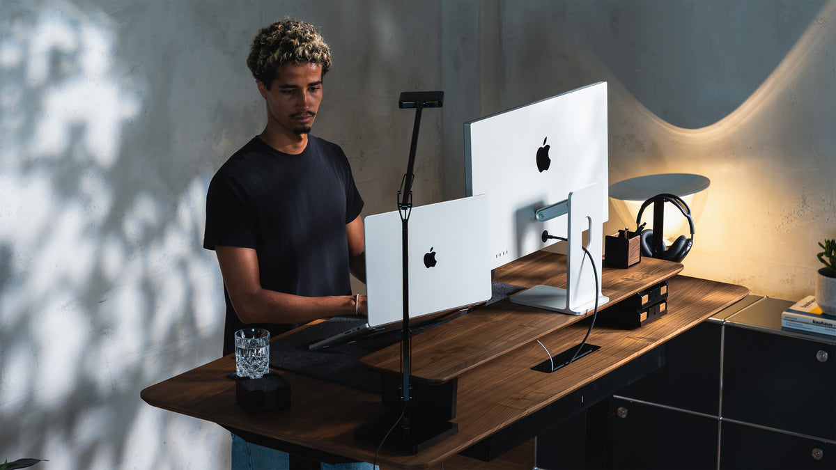 Stehschreibtisch mit Setup Cockpit aus Walnussholz, Monitor, Laptop auf dem Laptopständer, Schreibtischlampe, Kopfhörerhalter und Stifthalter