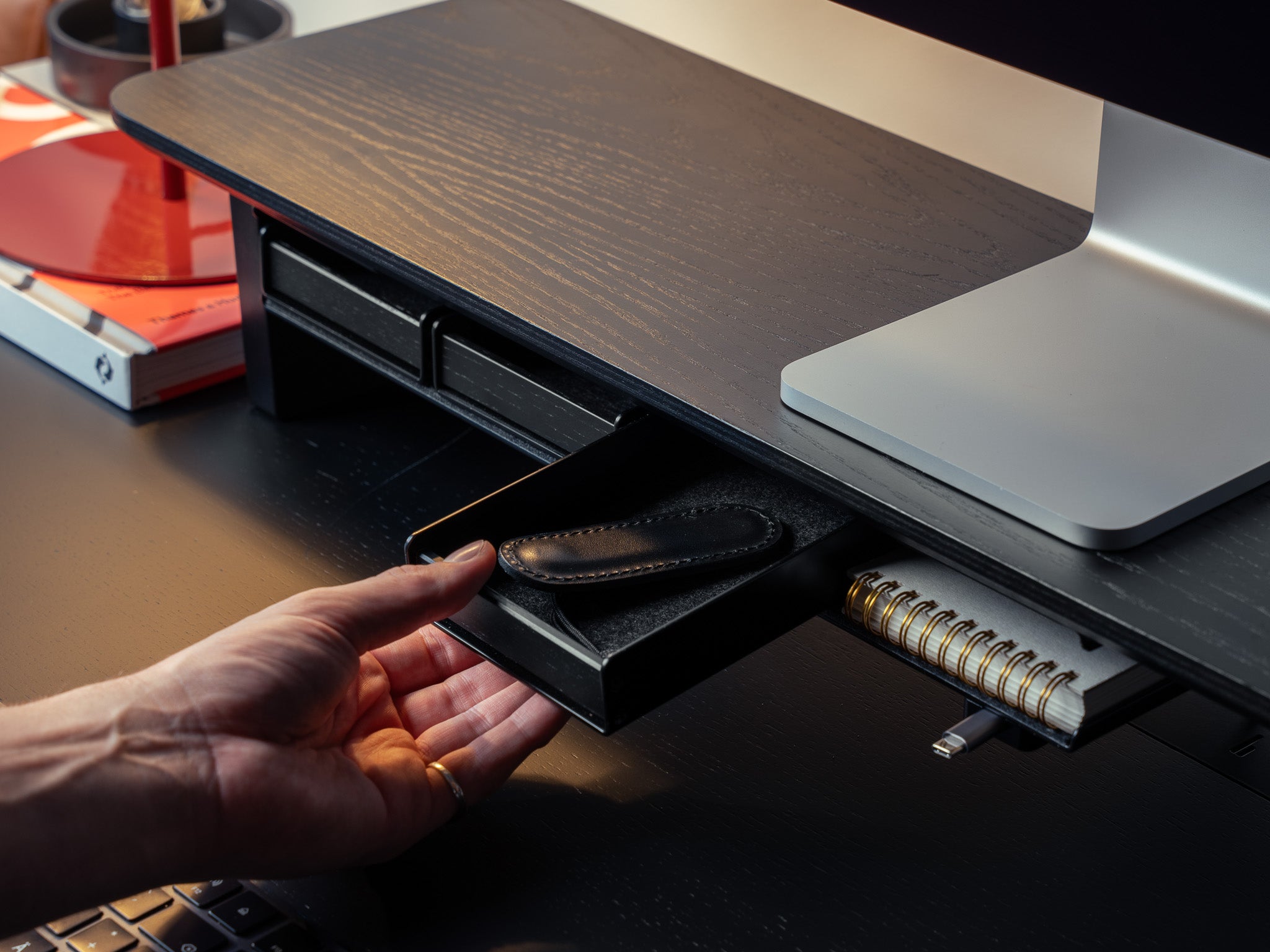 Detailansicht großes Fach unter Setup Cockpit aus schwarz gefärbter Eiche mit Stiftablagen. Fokus auf einer Stiftablage mit Utensilien. @expand