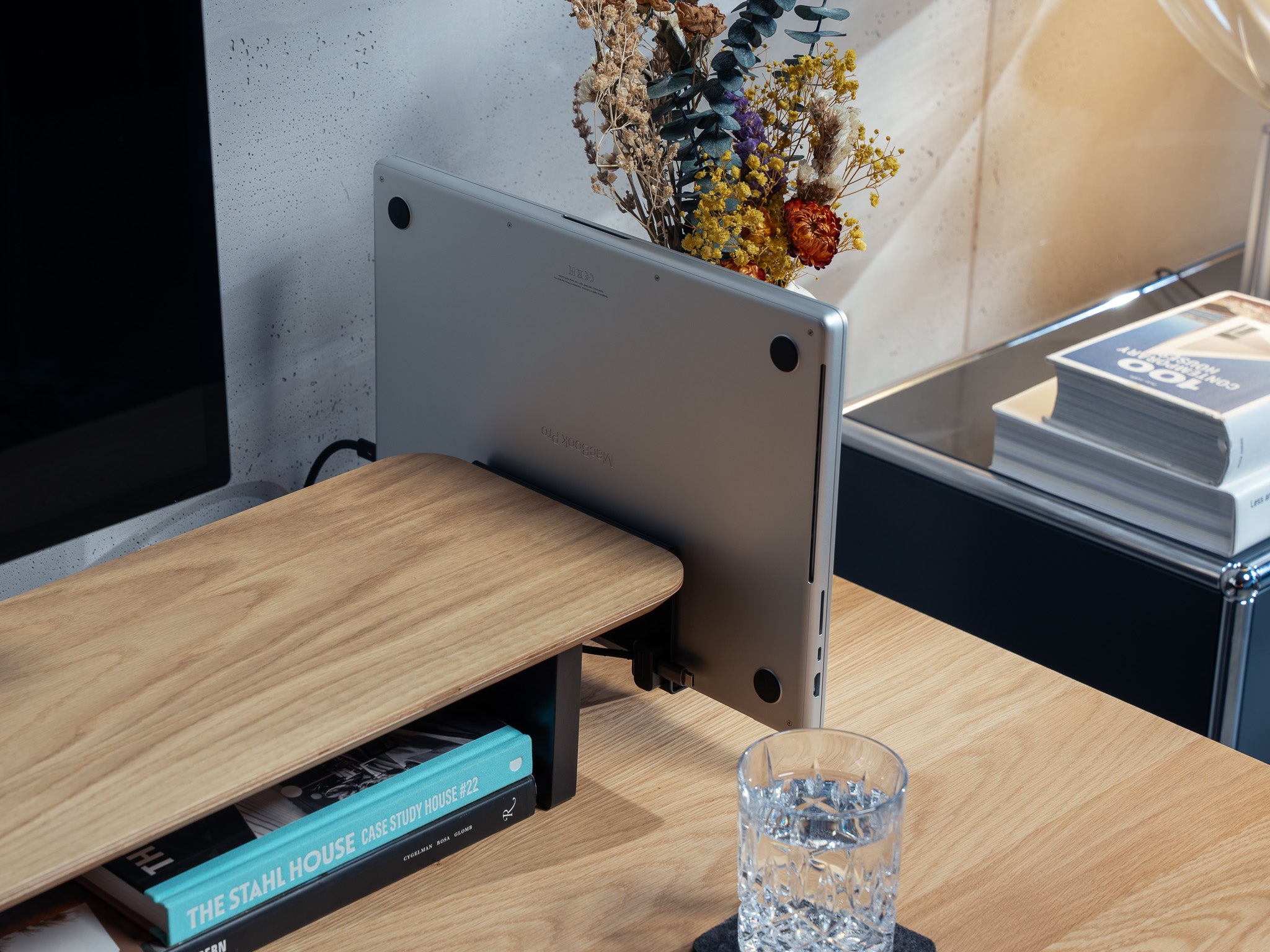 Detailansicht vom Laptop Dock am Setup Cockpit aus Eiche im modernen Office Setting. @expand