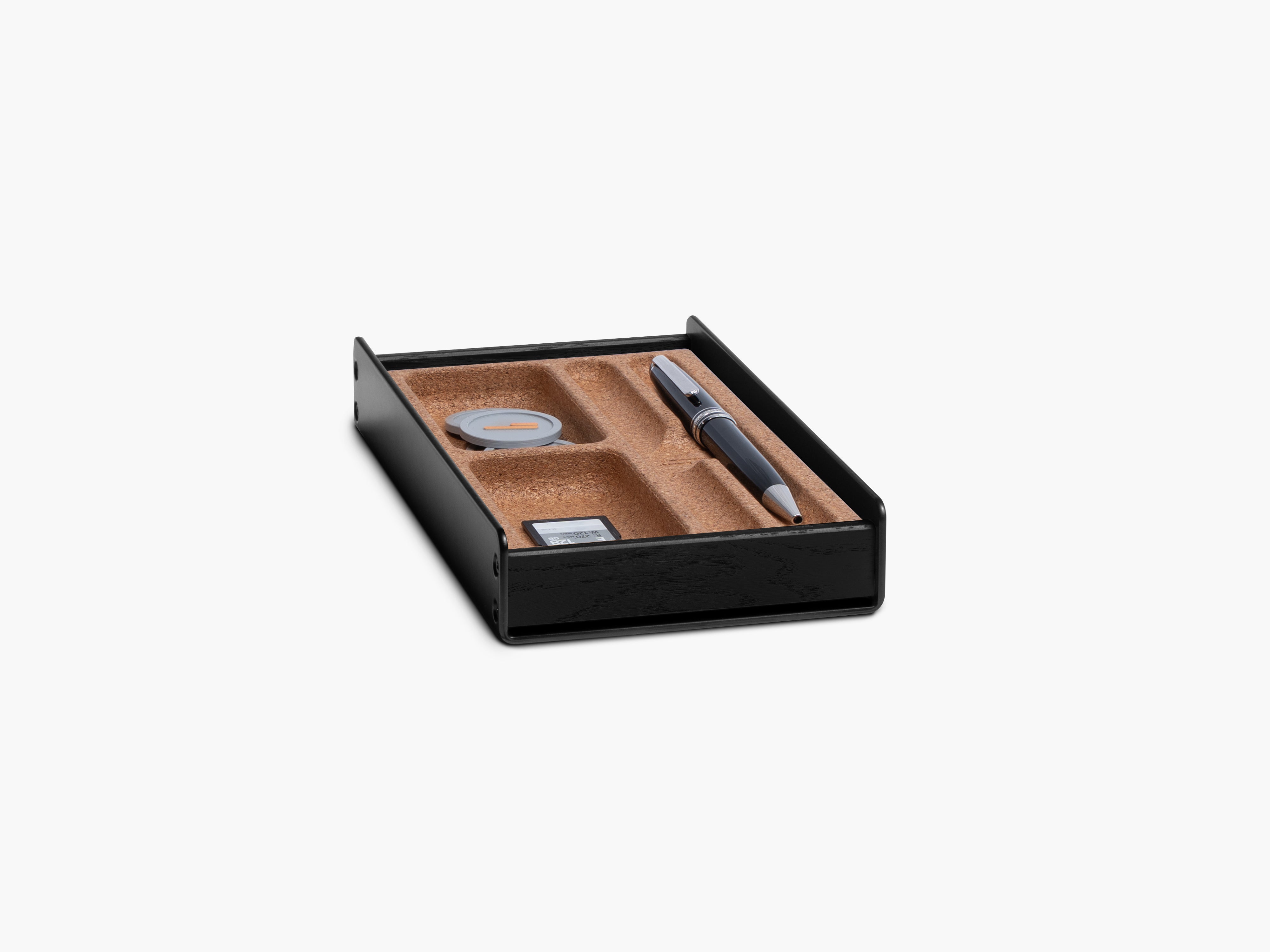 Totalaufnahme des Organizers für die Stiftablage in All Black. Ausgeschnitten auf grauem Hintergrund. Veranschaulicht mit SD Karten, Stift und Münzen. #material_All Black
