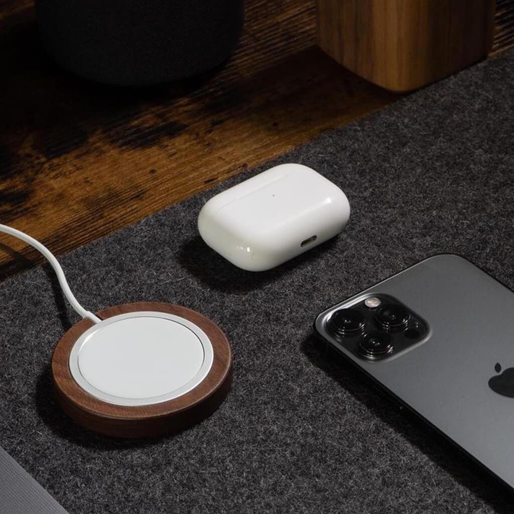 BALOLO, Mag Puck, MagSafe Charger, MagSafe Halter, MagSafe Halterung, MagSafe Ständer, MagSafe Ladestation, MagSafe Docking Station, iPhone Ladestation, iPhone Docking Station, Handy Ladestation, aufgeräumter Arbeitsplatz, organisierter Arbeitsplatz, home office, Schreibtischzubehör