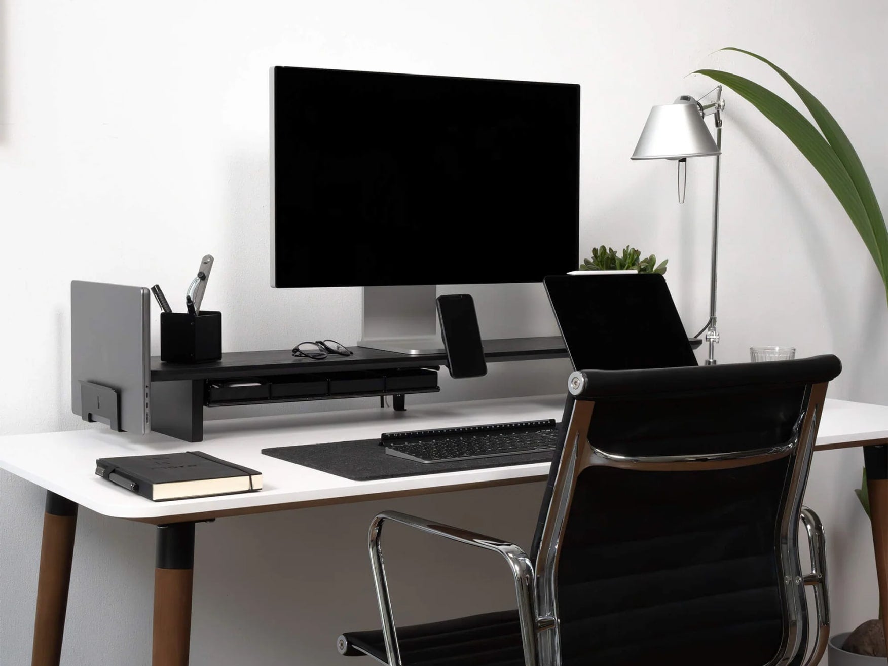 balolo, Setup Cockpit Large, Monitorerhöhung, Arbeiten mit zwei Monitoren, Eichenholz, Ergonomischer Arbeitsplatz, Produktiver Schreibtisch, Platzsparender Arbeitsbereich, organisierter Schreibtisch, Büro, Home Office, Work from home, office, desk shelf, organized desk, Space-saving workspace, oak, desk organization, desktop riser, dual-desktop riser, all black, #material_All Black