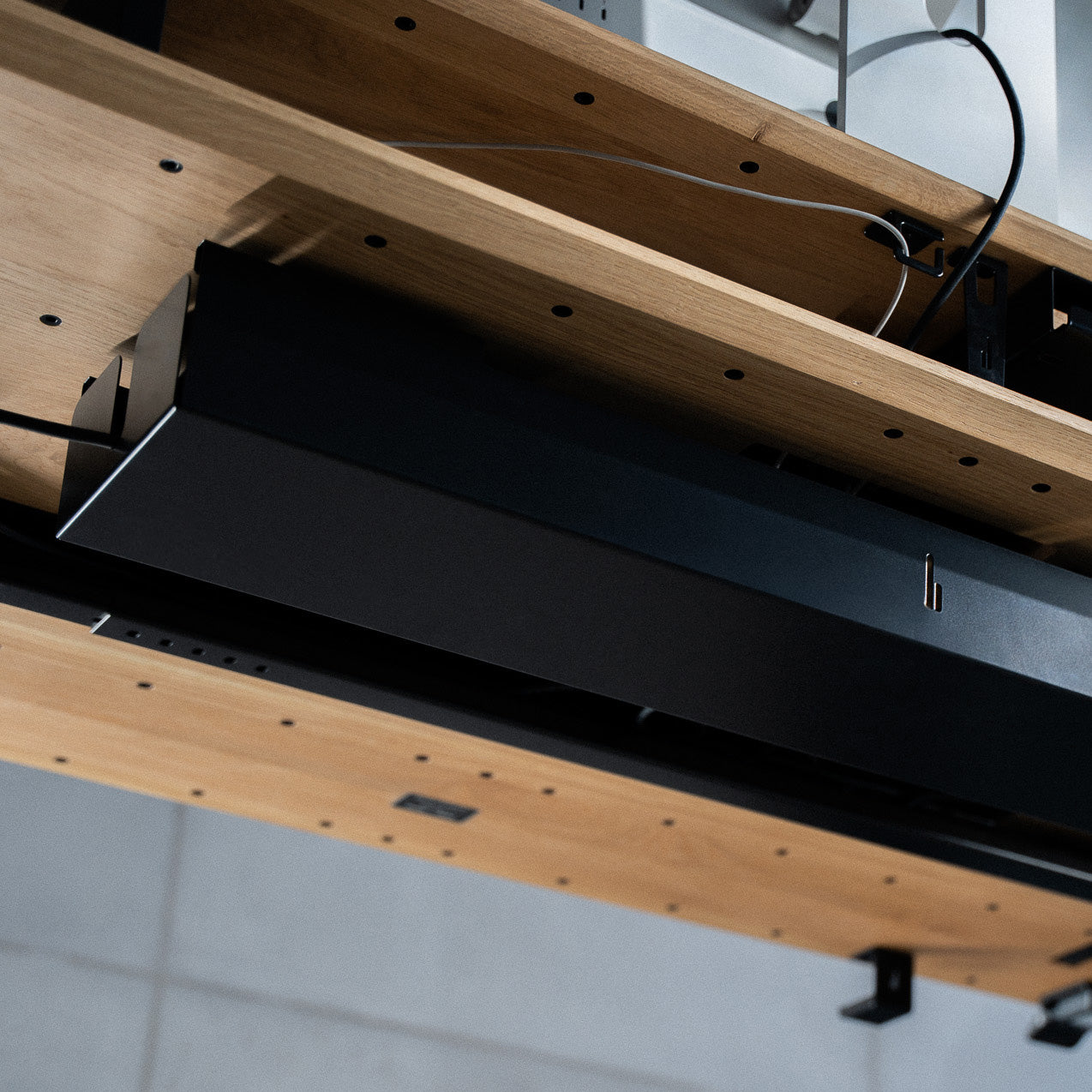 BALOLO, Kabelführung, Kabelmanagement, Kabel Organisation, organisierte Kabel, Cable Tray, Kabelwanne, Cable Management, Cable Organizer, organized workspace, aufgeräumter Arbeitsplatz, Home Office, Schreibtischzubehör, Schreibtischorganisation, ergonomisches Arbeiten