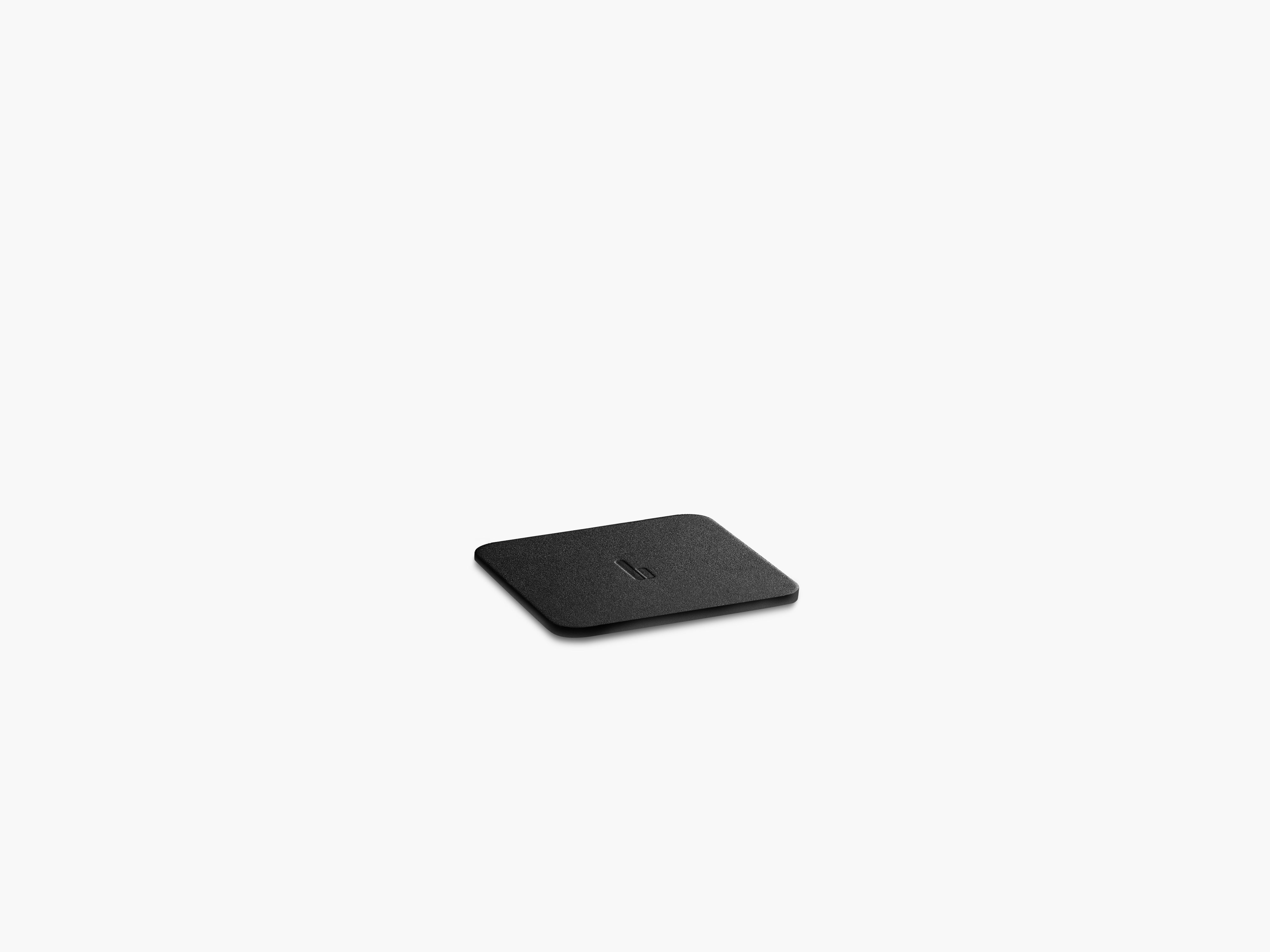 Produktfoto des Desk Coaster Leder, freigestellt auf grauem Hintergrund.