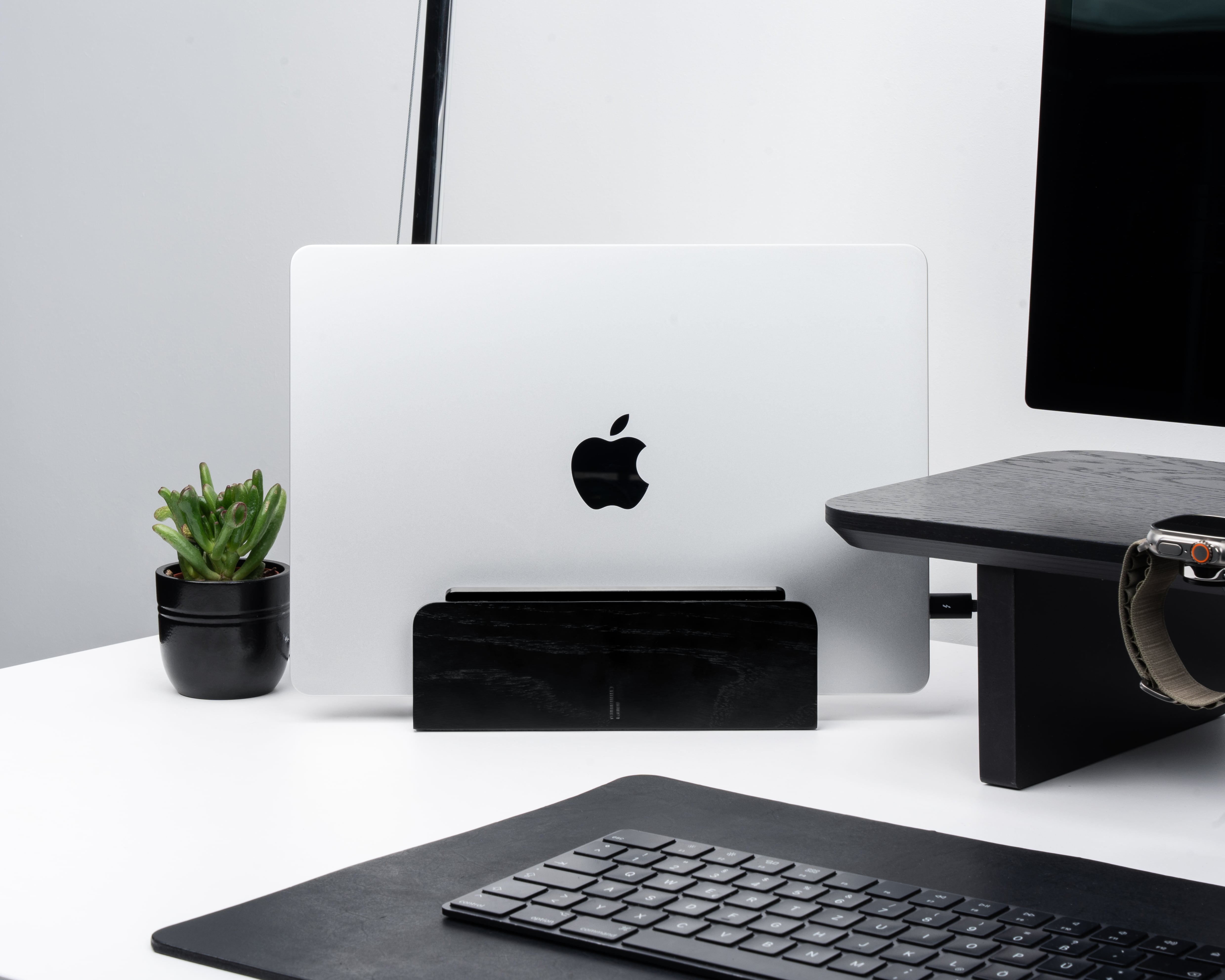 balolo, Laptop Dock, Eichenholz, Elegante Aufbewahrung für Laptops, Vielseitige Laptop-Dockingstation, Dockingstation für Laptops, Laptop-Halterung, Laptop docking station, high-quality laptop holder, dock for notebooks, organized desk, oak, @expand #material_All Black