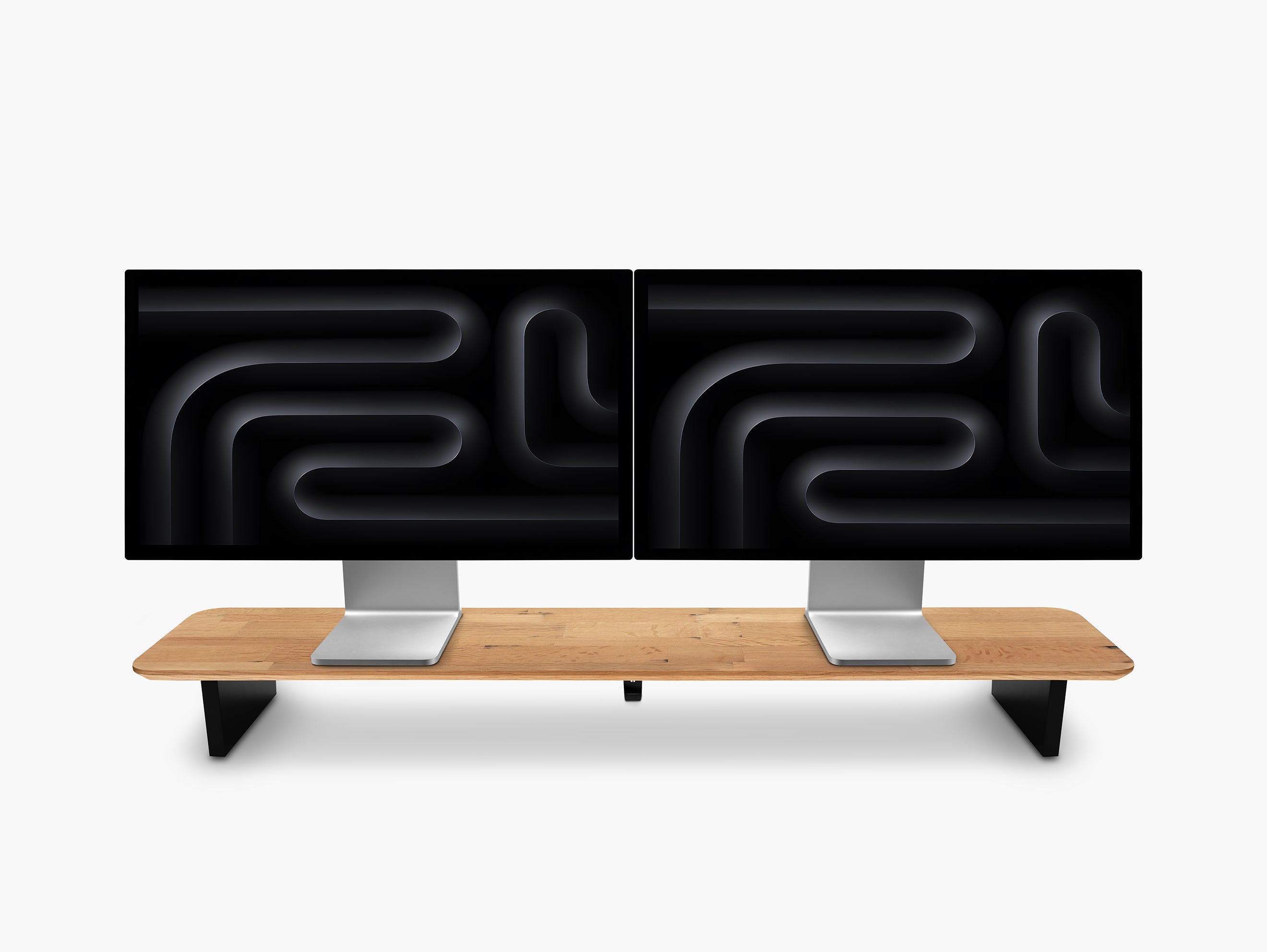 BALOLO Setup Cockpit Monitorständer Whiskey Barrel Edition ausgeschnitten auf grauem Hintergrund, inszeniert mit zwei Apple Studio Displays.