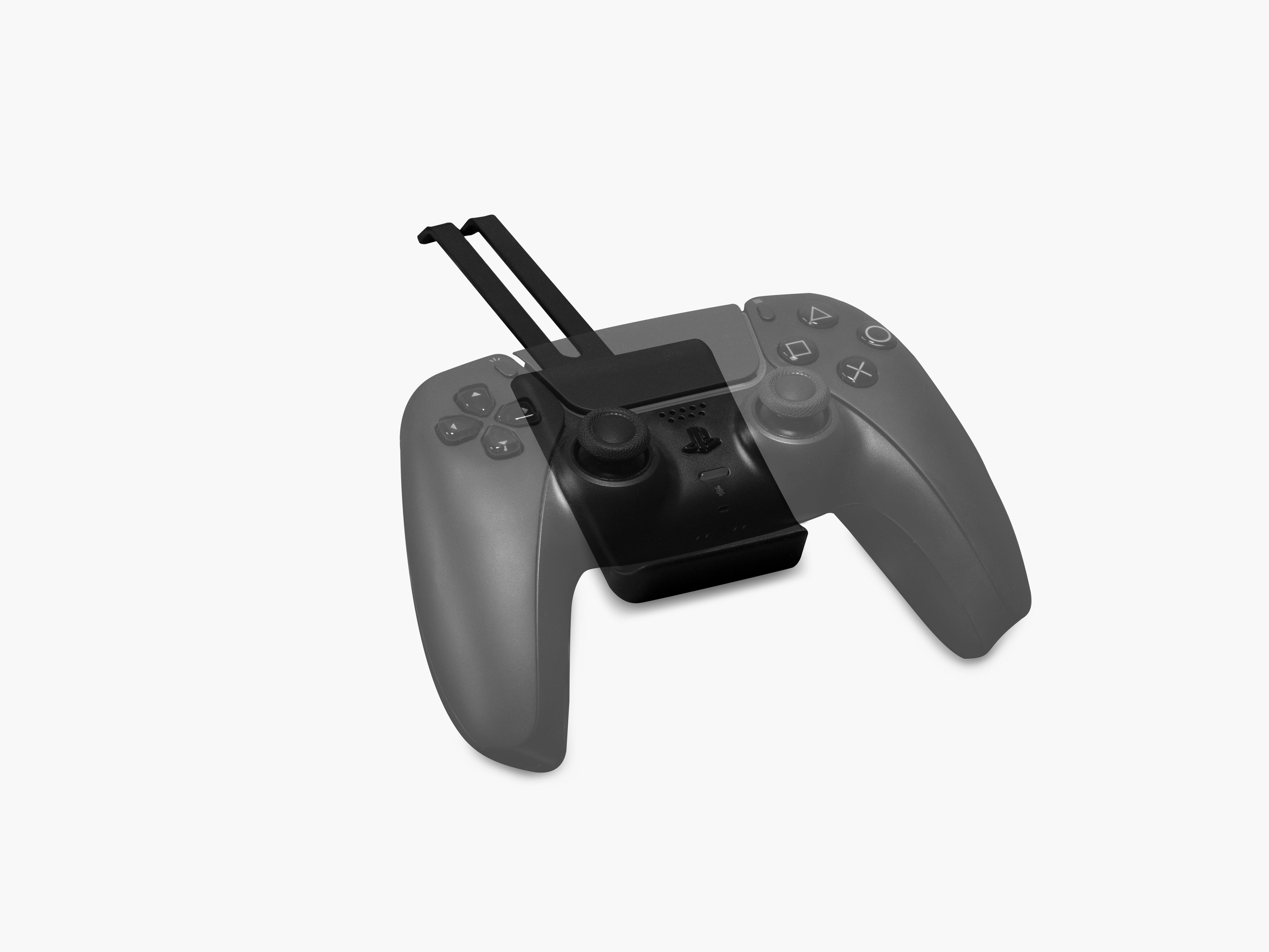 Produktfoto vom BALOLO Controller Halter für den Setup Cockpit Monitorständer. Ausgeschnitten auf hellgrauem Hintergrund mit semi-transparentem PlayStation 5 Controller zu Veranschaulichung.