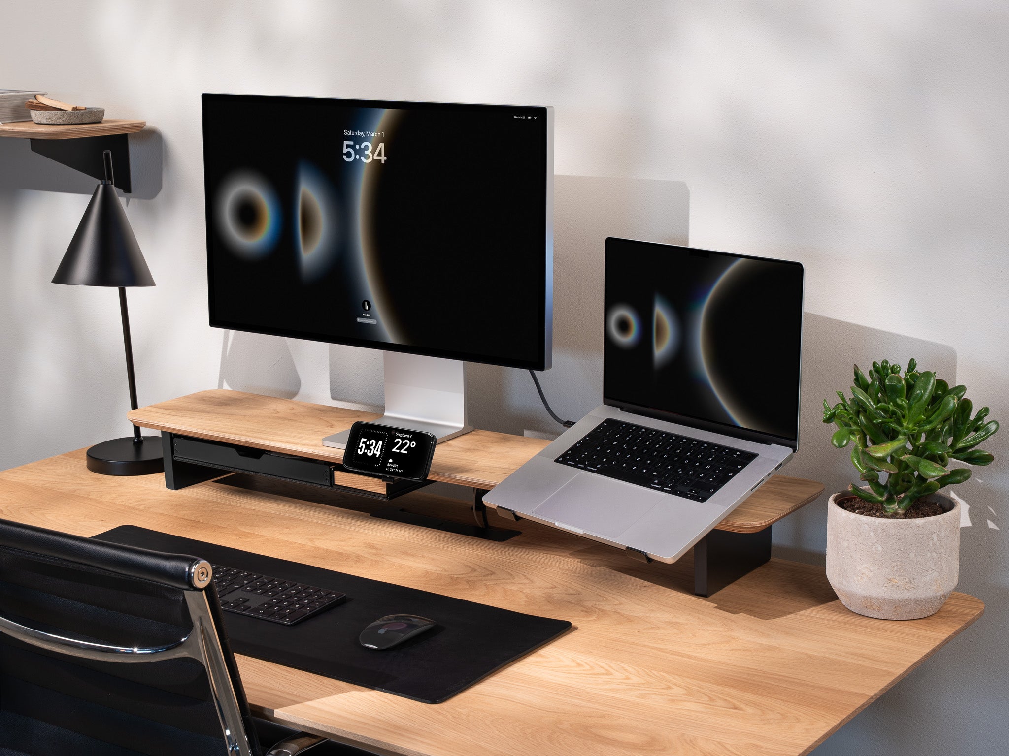 balolo, Setup Cockpit Large, Monitorerhöhung, Arbeiten mit zwei Monitoren, Eichenholz, Ergonomischer Arbeitsplatz, Produktiver Schreibtisch, Platzsparender Arbeitsbereich, organisierter Schreibtisch, Büro, Home Office, Work from home, office, desk shelf, organized desk, Space-saving workspace, oak, desk organization, desktop riser, dual-desktop riser, @expand #material_Eiche