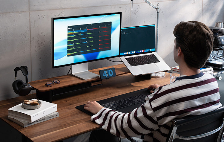 BALOLO, Setup Cockpit, Monitorständer, Monitorerhöhung, modulare Monitorerhöhung, Bürozubehör, Schreibtischzubehör, organisierter Schreibtisch, aufgeräumter Arbeitsplatz, Home Office, Büro, ergonomisches Arbeiten, Arbeiten mit zwei Bildschirmen
