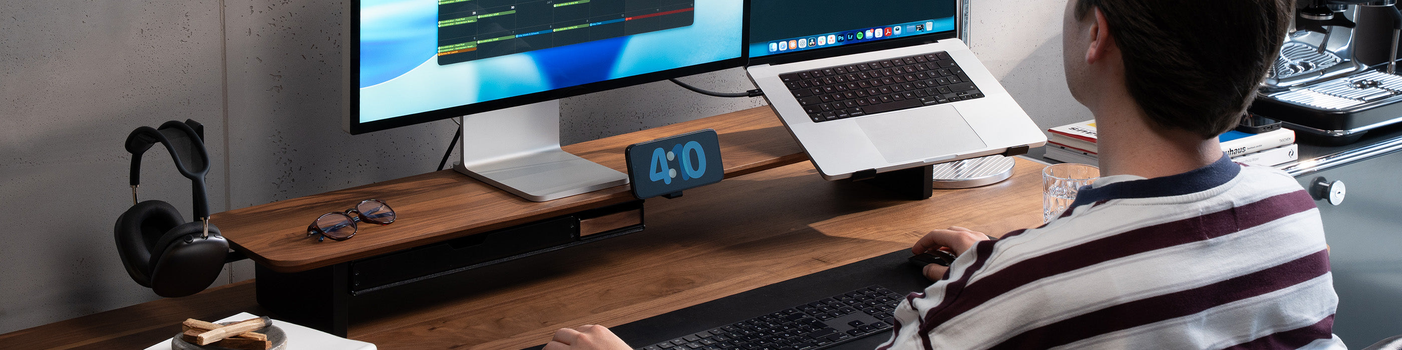 BALOLO, Setup Cockpit, Monitorständer, Monitorerhöhung, modulare Monitorerhöhung, Bürozubehör, Schreibtischzubehör, organisierter Schreibtisch, aufgeräumter Arbeitsplatz, Home Office, Büro, ergonomisches Arbeiten, Arbeiten mit zwei Bildschirmen
