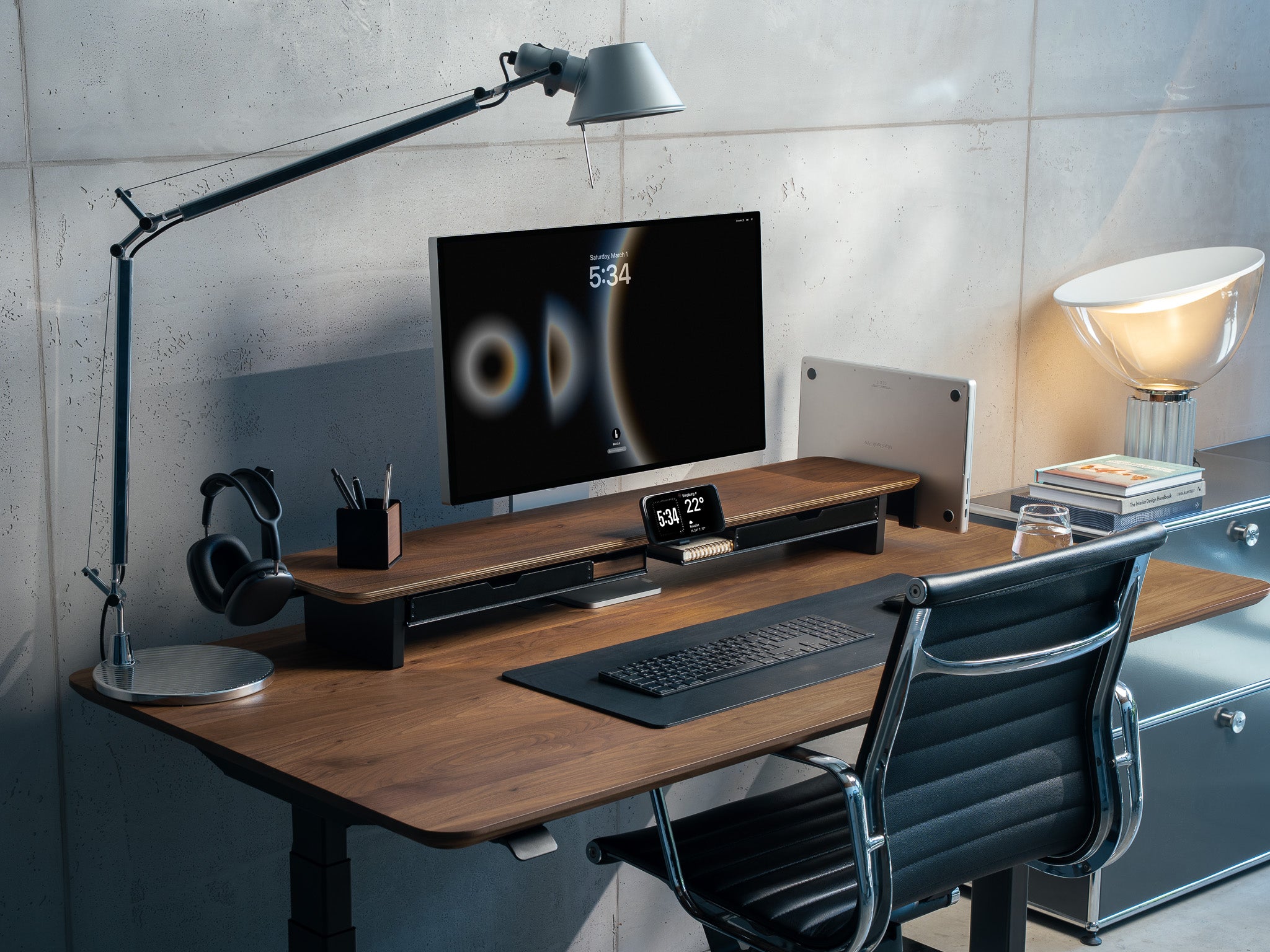 balolo, Setup Cockpit Large, Monitorerhöhung, Arbeiten mit zwei Monitoren, Walnussholz, Ergonomischer Arbeitsplatz, Produktiver Schreibtisch, Platzsparender Arbeitsbereich, organisierter Schreibtisch, Büro, Home Office, Work from home, office, desk shelf, organized desk, Space-saving workspace, walnut, desk organization, desktop riser, dual-desktop riser, @expand #material_Amerikanischer Nussbaum