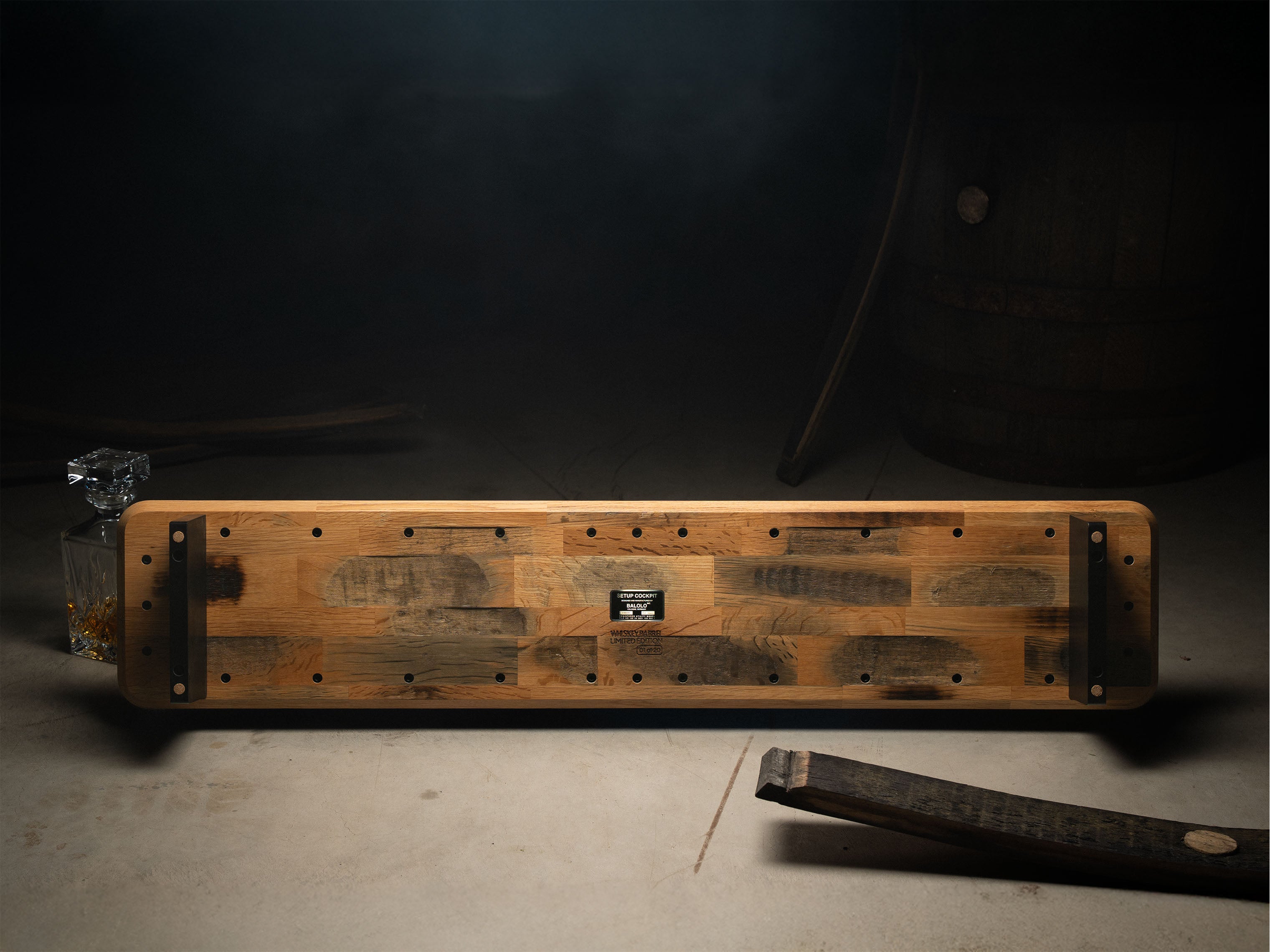 Detailaufnahme der Whiskey Barrel Edition Unterseite, inszeniert in Lagerhalle. @expand