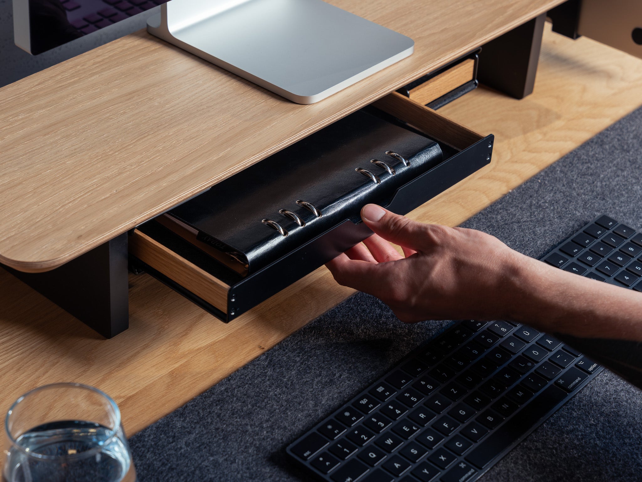 BALOLO große Stiftablage montiert am Setup Cockpit Monitorständer Eiche. @expand #material_Eiche