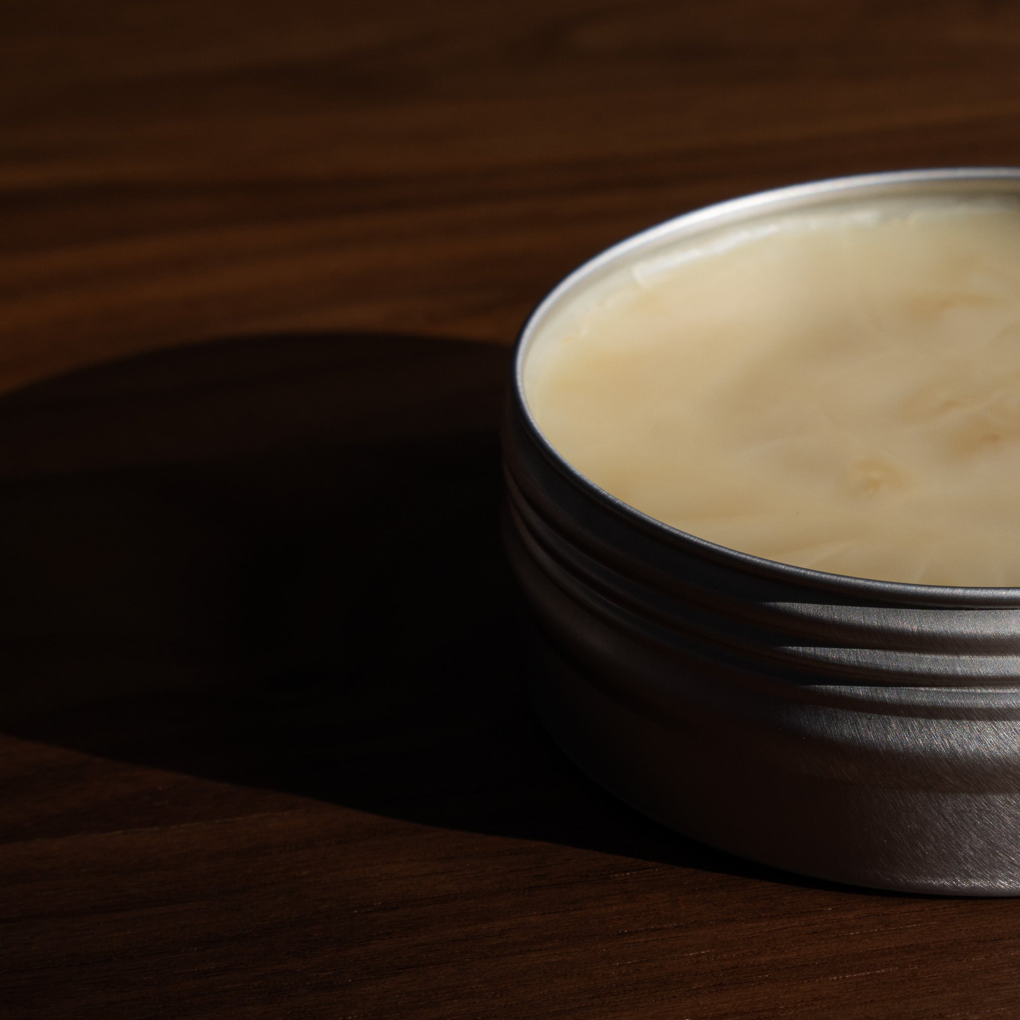 Nahaufnahme der Holzpflege im Anschnitt. Deckel ist geöffnet.