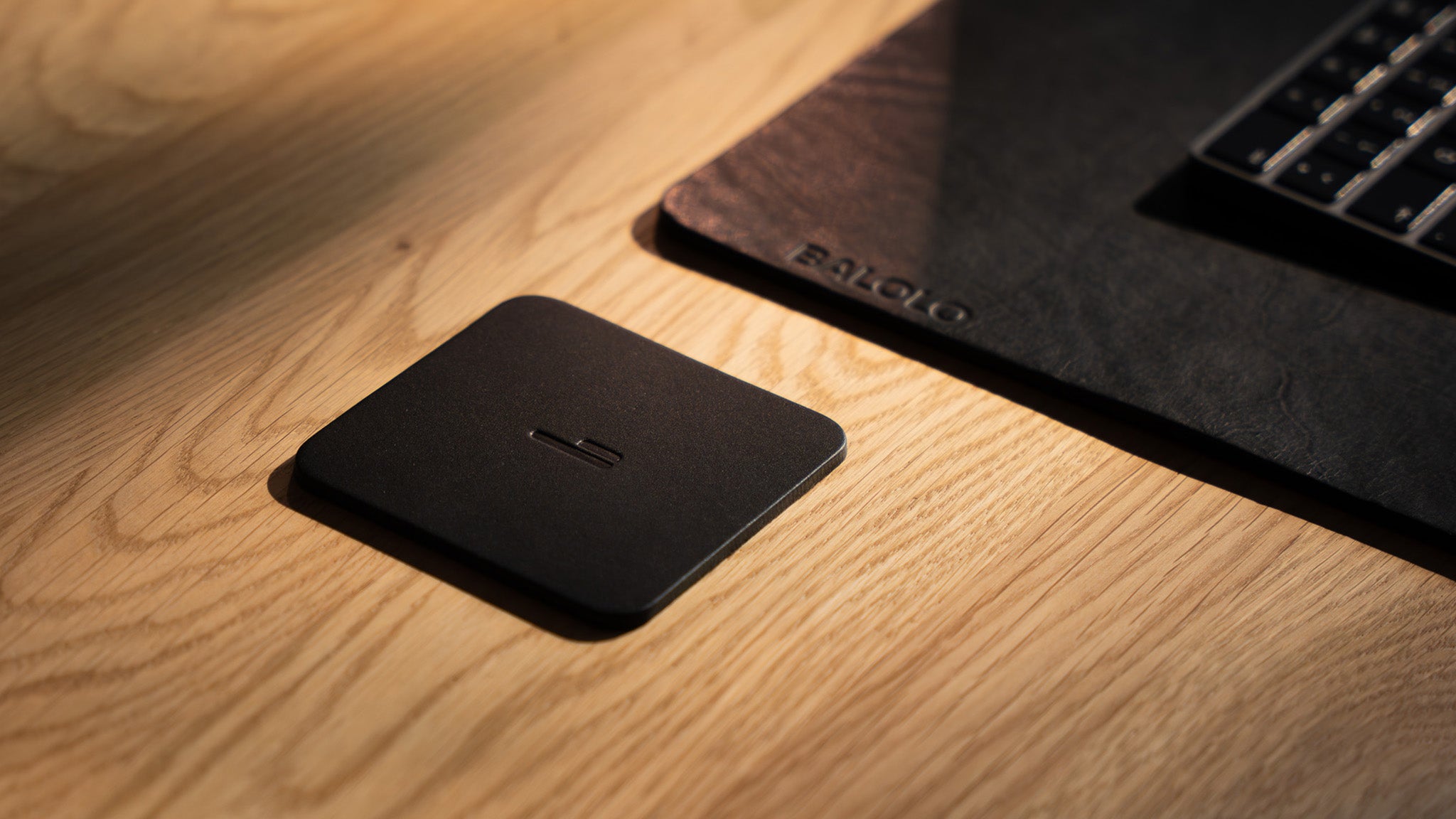 Kleines Detail, großes Upgrade: der Desk Coaster aus Leder
