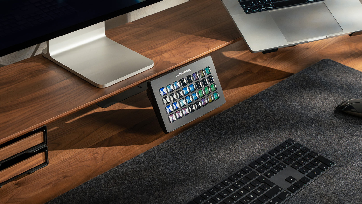 BALOLO Stream Deck XL Halter montiert an BALOLO Setup Cockpit aus massivem Nussbaum Holz in modernem Office Setup. Veranschaulicht mit Elgato Stream Deck XL.