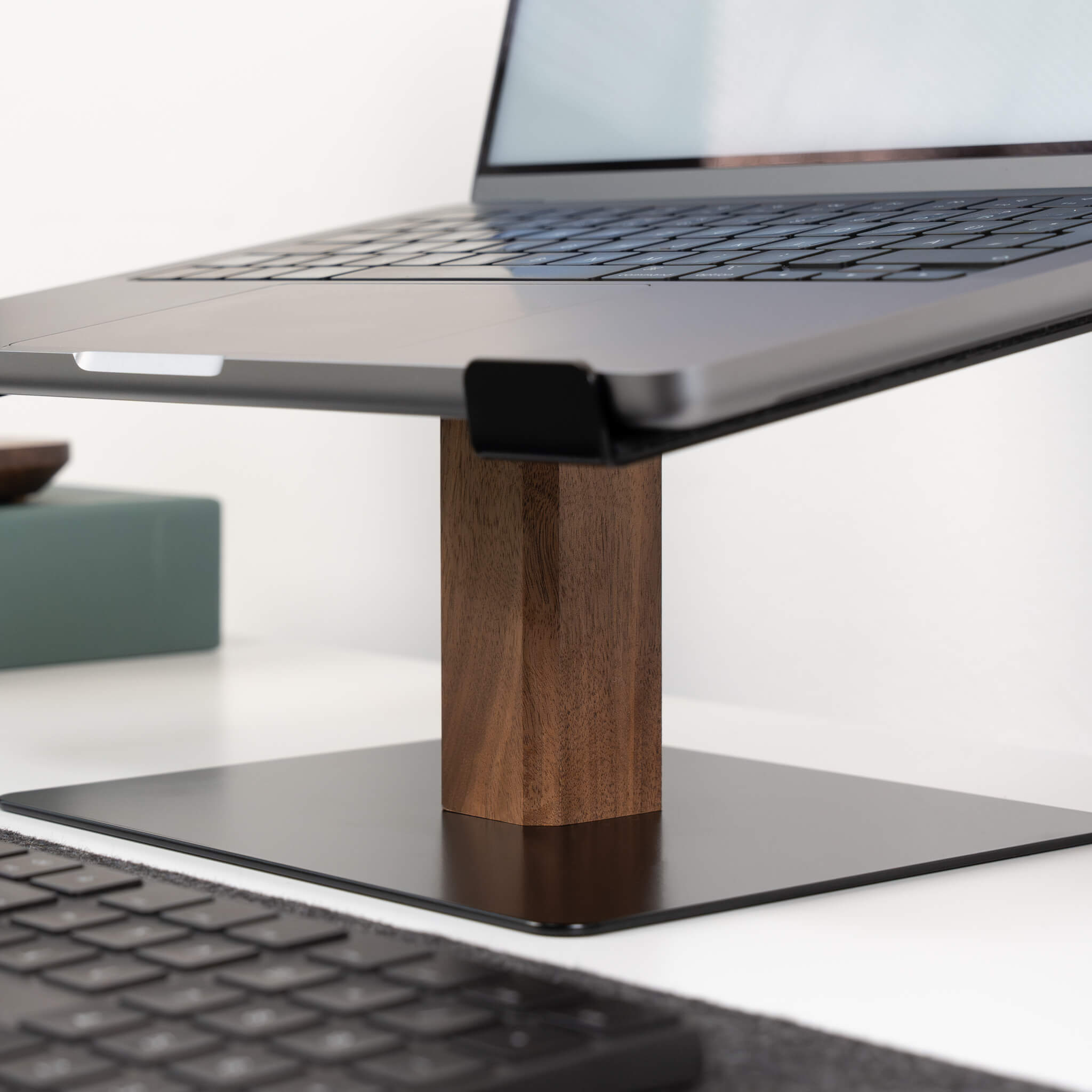 BALOLO, Laptopstand, Laptop Stand, Wooden Laptop Stand, Laptop Holder, Laptop Mount, Macbook Stand, Laptop Stand Wood, Macbook Stand Wood, organized workspace, homeoffice, laptop setup