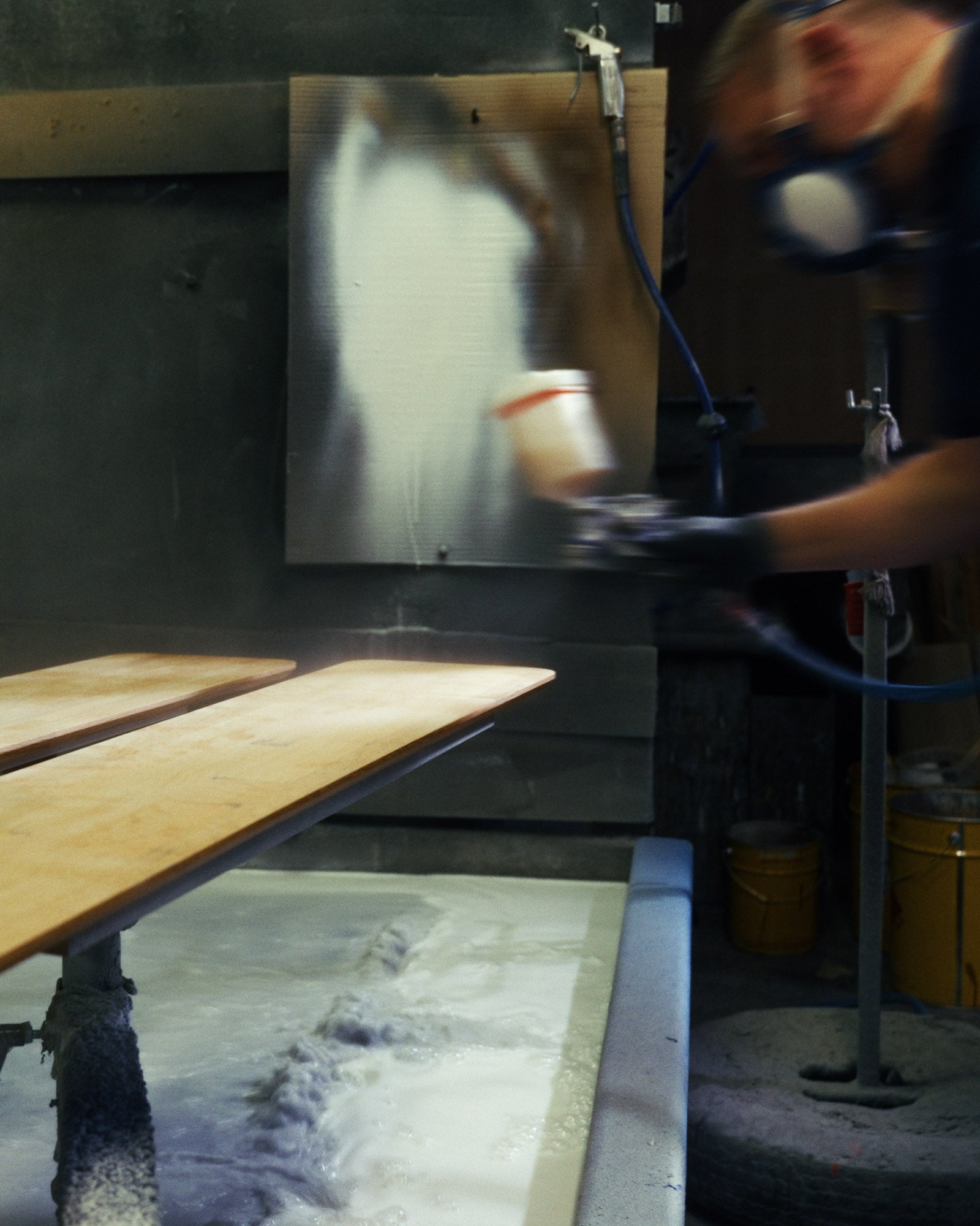 Aufnahme eines Lackierers der zwei Setup Cockpits der Whiskey Barrel Edition versiegelt.