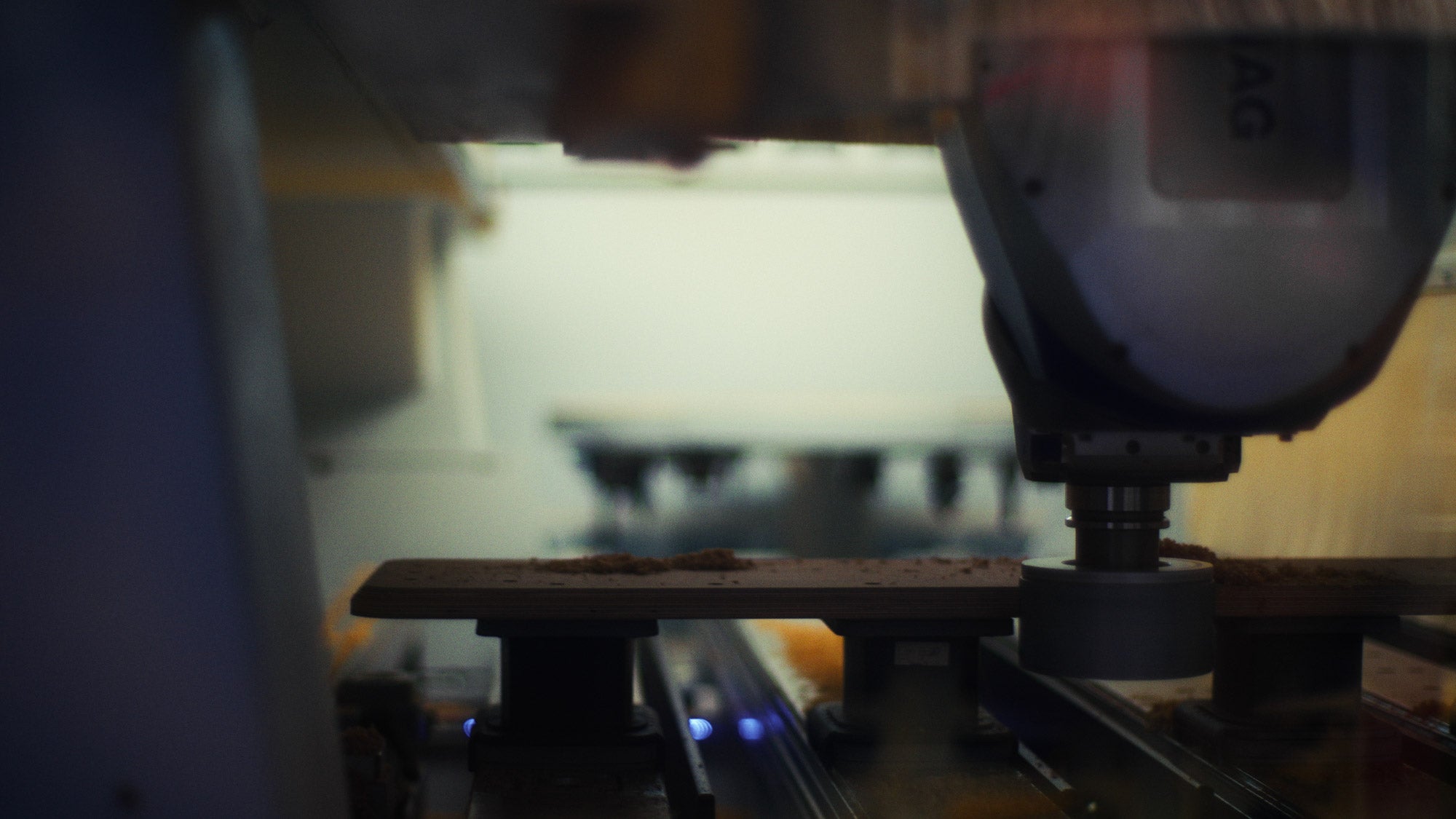 Detailaufnahme eines Setup Cockpits auf der CNC-Fräse in Betrieb.