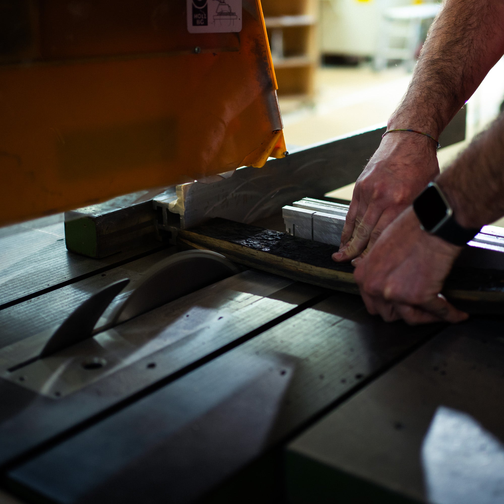 Detailaufnahme wie Handwerker Fassdauben sägt.