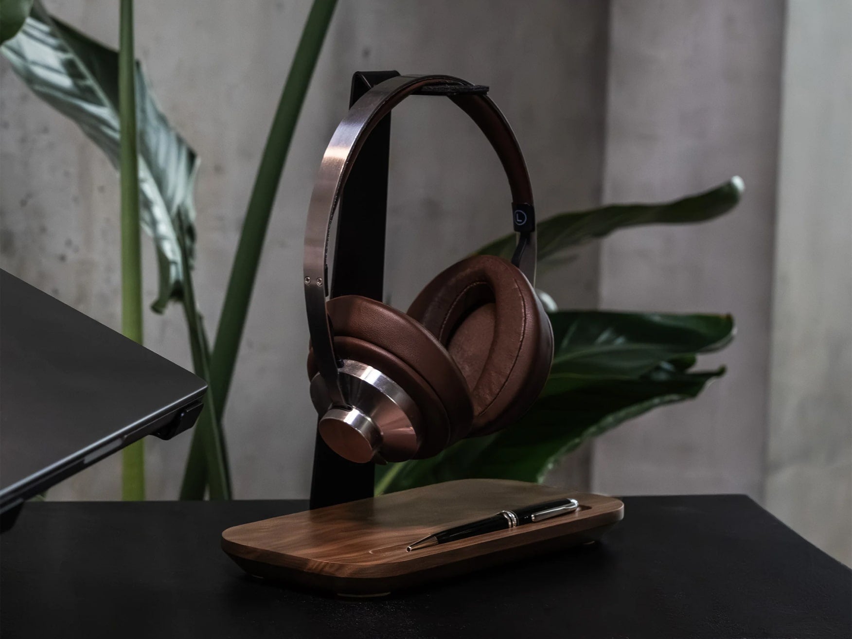 balolo, Kopfhörerhalter Solo, Organizer für Kopfhörer, hochwertiger Kopfhörerhalter, Walnussholz, Kopfhörerständer, headphone stand, headphone organizer, walnut, elegant headphone storage, desk organizer, @expand #material_Amerikanischer Nussbaum