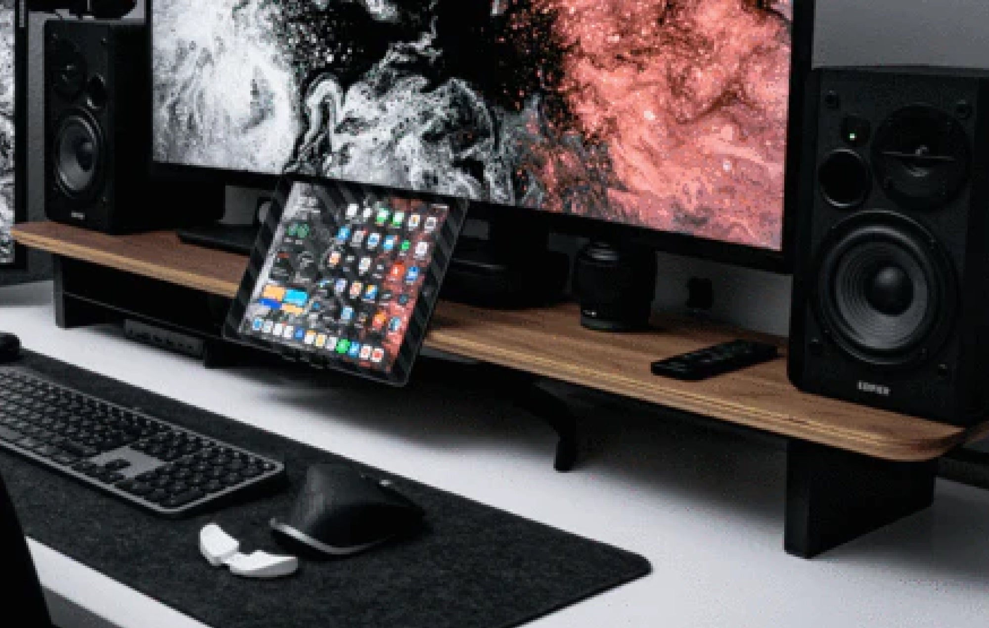 Triff Ulrich und sein All-in-One Schreibtisch Setup