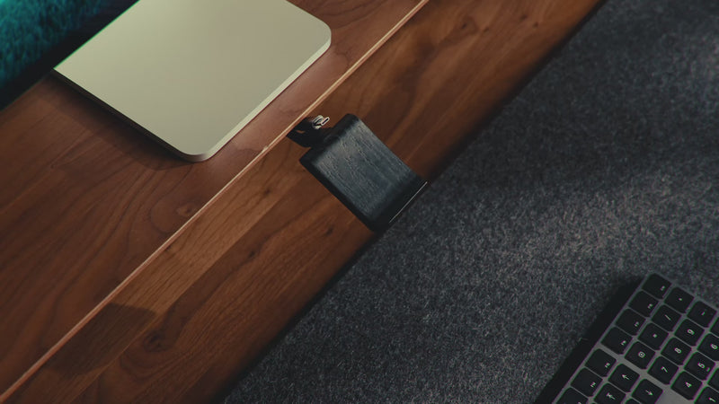 Nahaufnahmen vom BALOLO Controller Halter am Setup Cockpit Monitorständer. Aufnahmen mit und ohne PlayStation 5 Controller. Ästhetisch in Szene gesetzt.