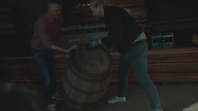 Kampagnenvideo der Whiskey Barrel Edition. Atmosphärisches Video mit epischem Voice Over. Kombination aus Aufnahmen aus der Herstellung und Beauty Shots.